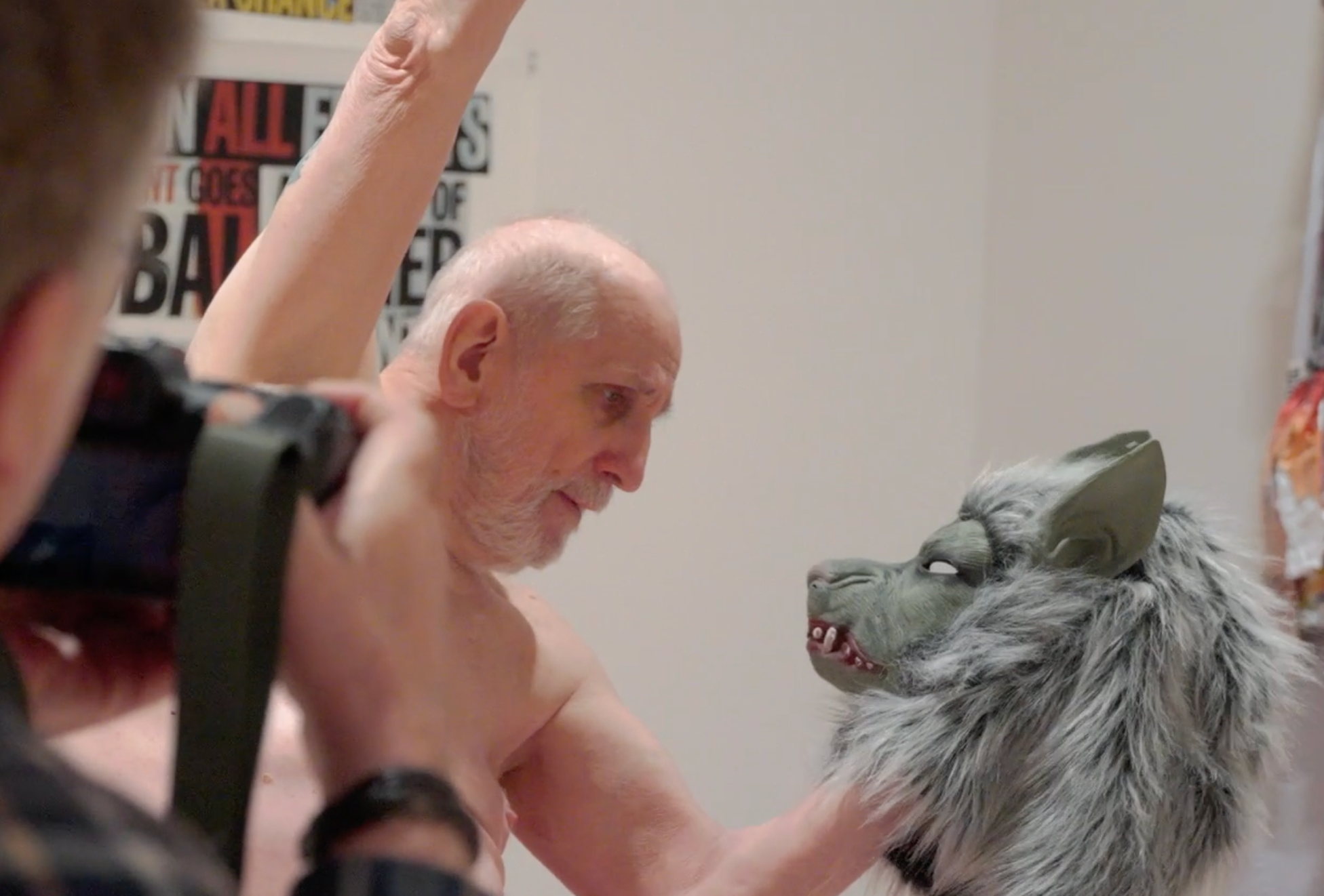 Willibald Storn fotograferes med en ulvemaske i ustillingen