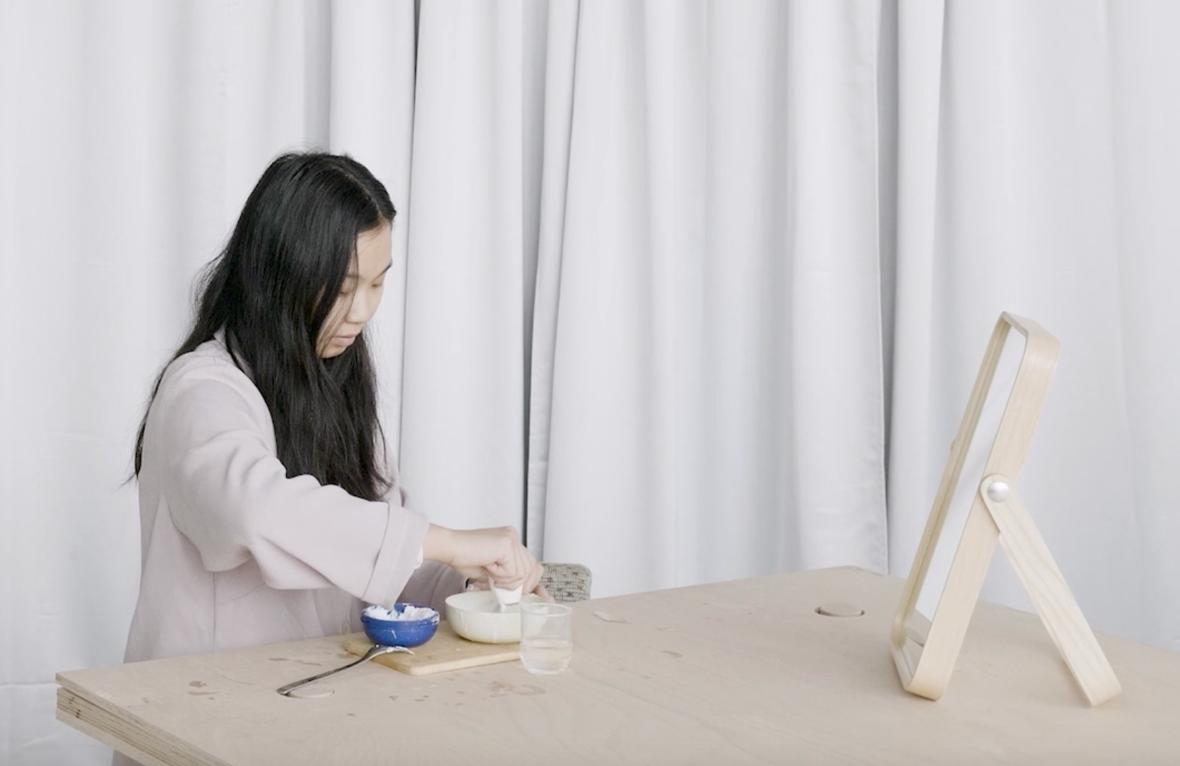 Kvet Nguyen jobber med kunst vet et bord