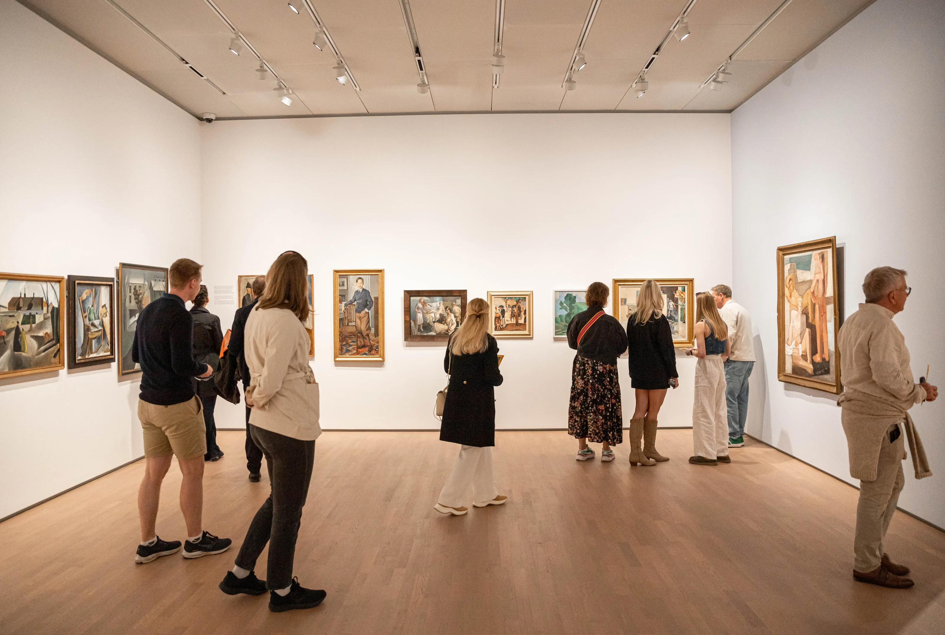 Flere personer ser på kunst i museum