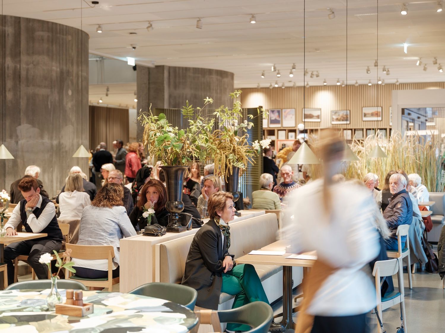 brasseri har à la carte meny og er åpen hver dag fra 11 til 22