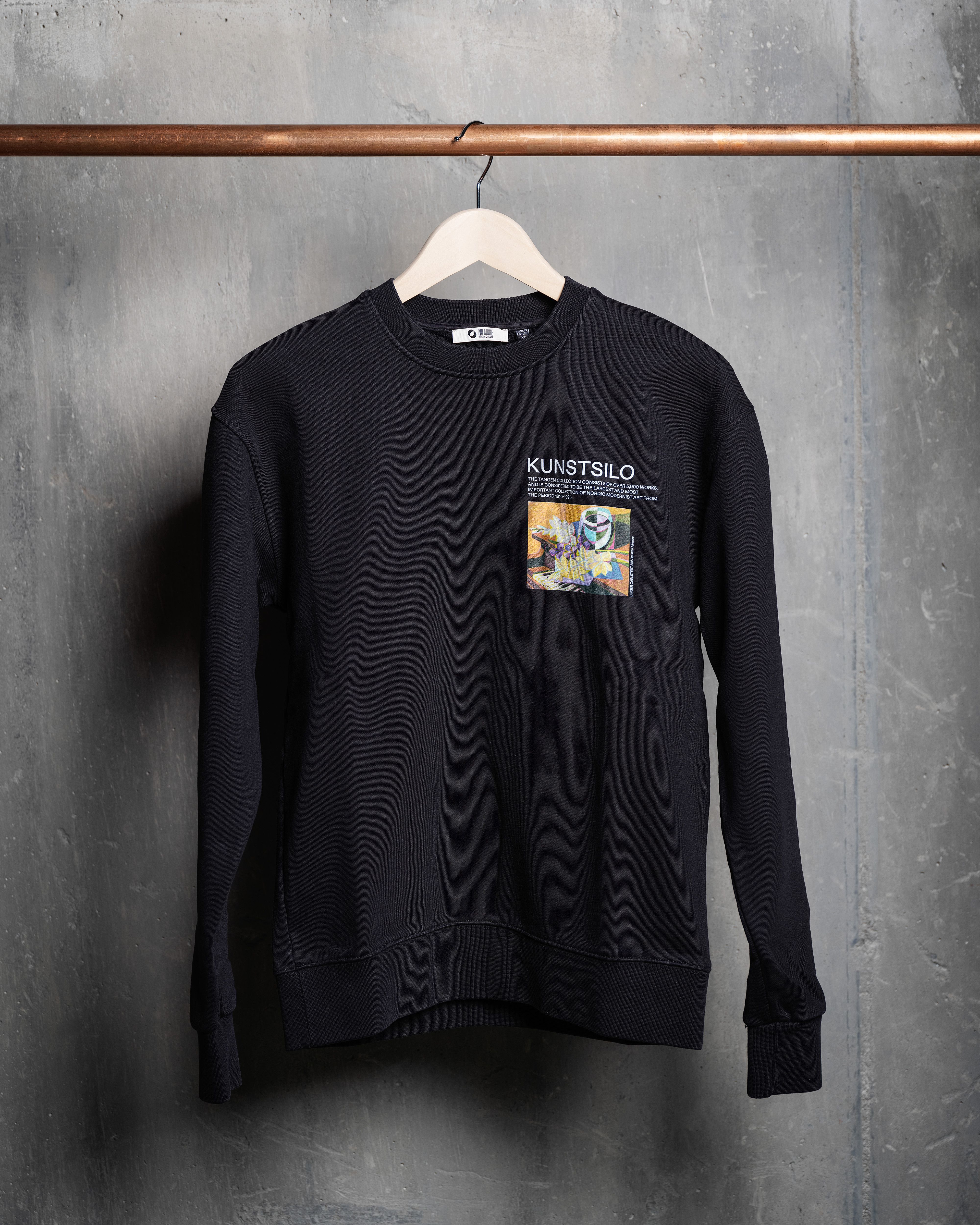 Kunstsilo svart college genser med 'Still Life with Flowers' fra Birger Carlstedt trykket på 