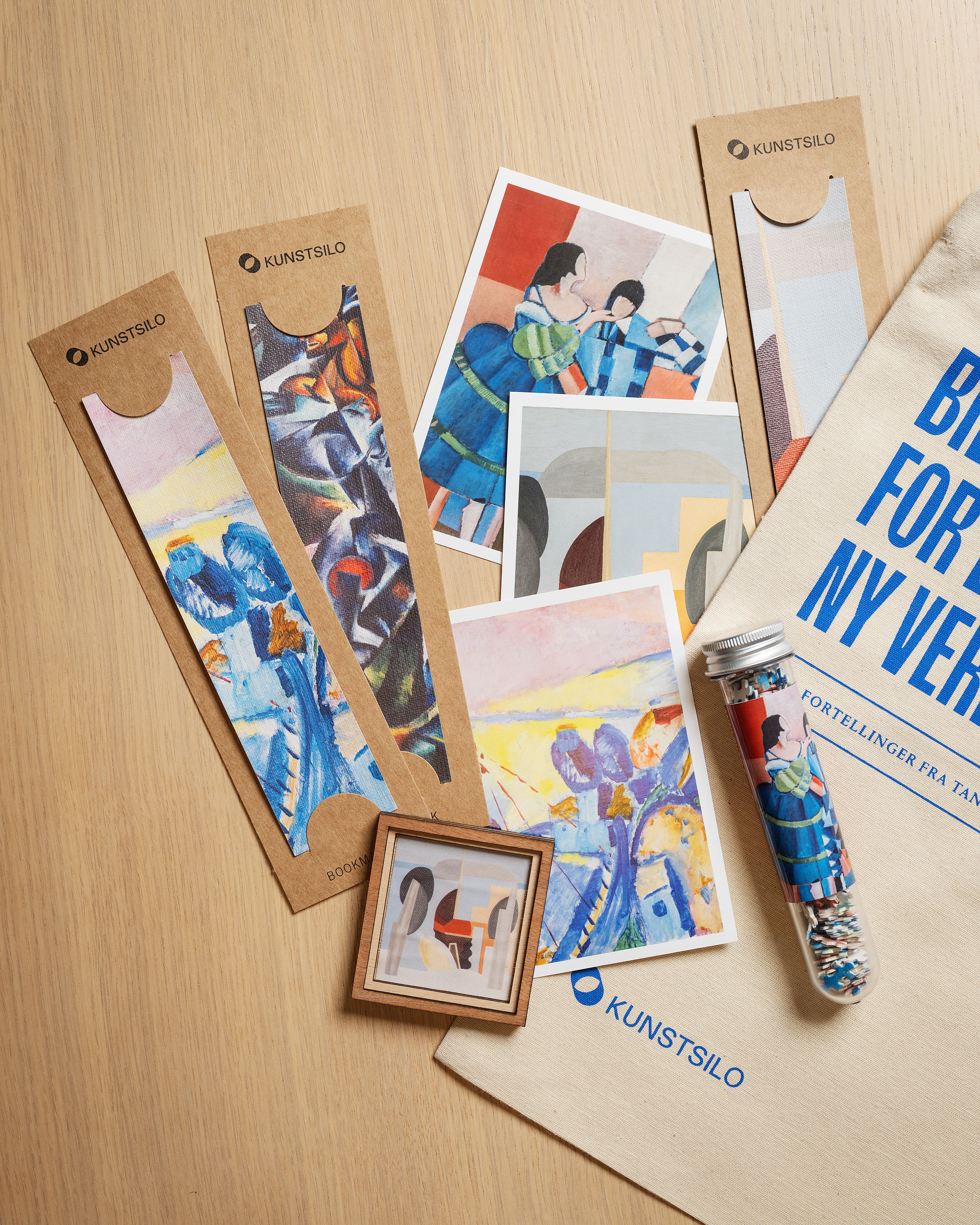 Et utvalg av suvenirer (magnet, puslespill og bokmerker) med totebag