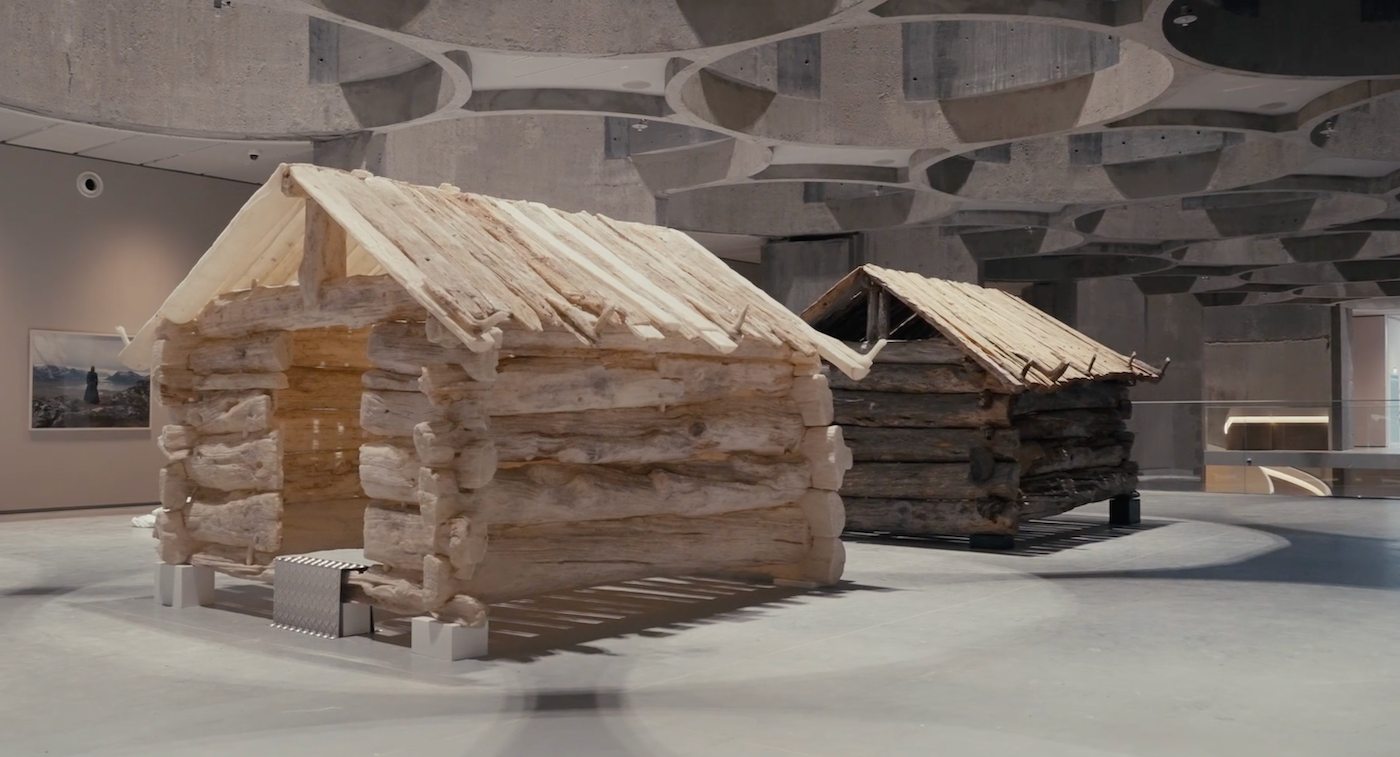 Den originale gjerdeløa og kopien av den i Kunstsilo