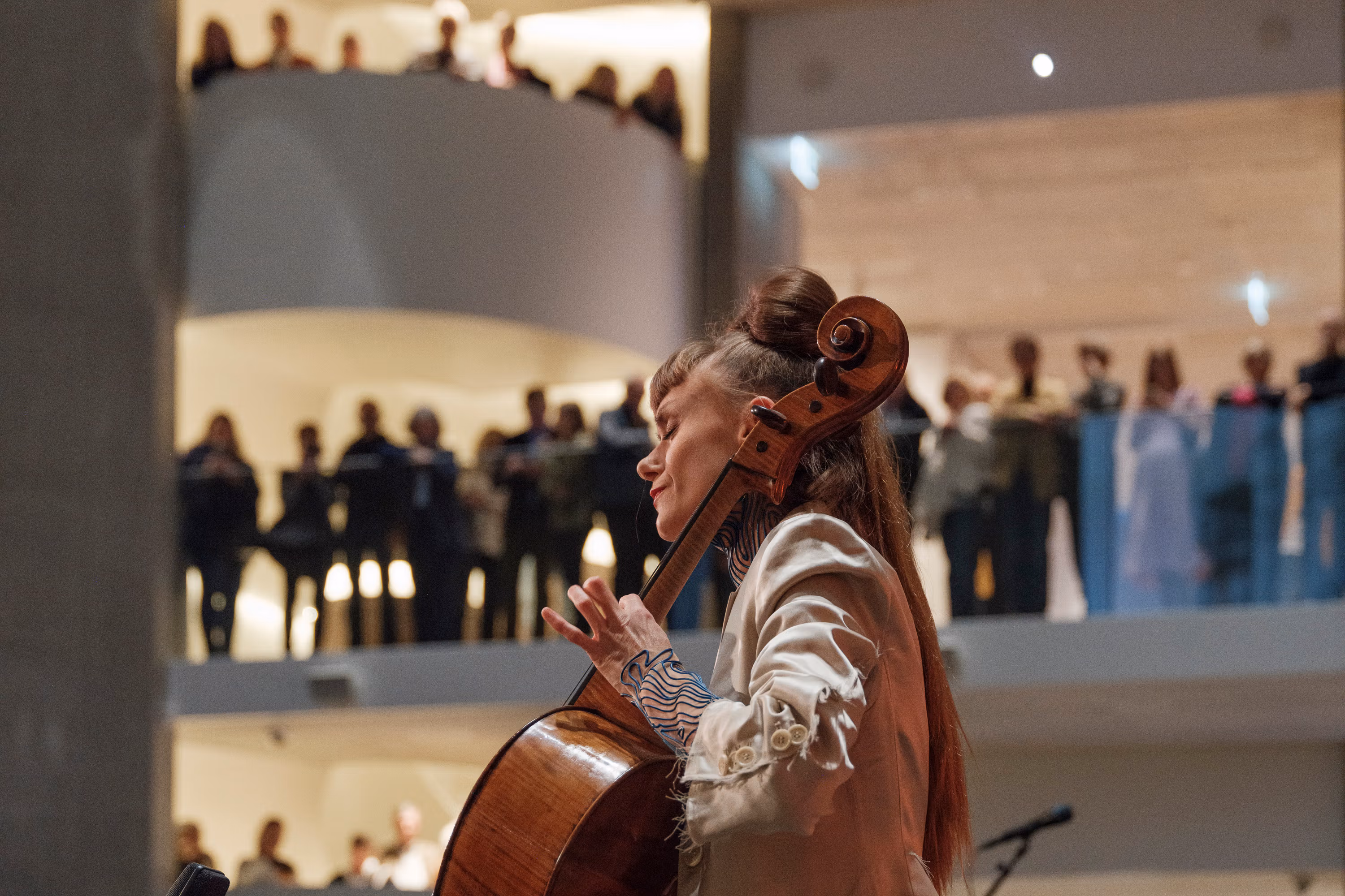 Folk danser i bunad