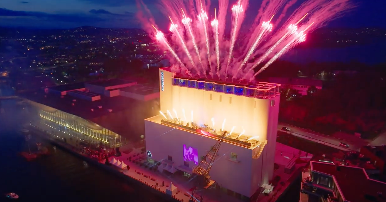 Kunstsilo-bygget med fyrverkeri på åpningsdagen