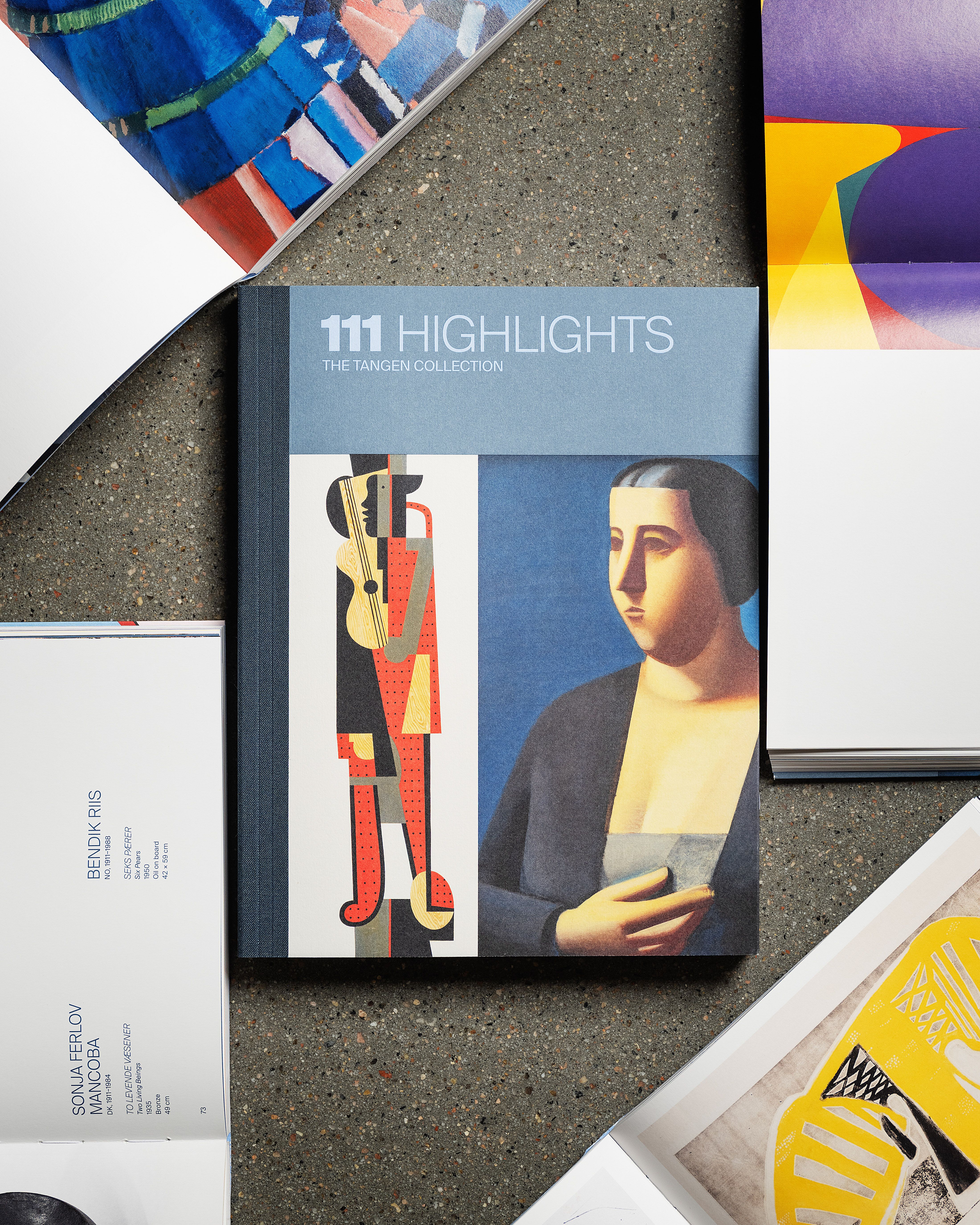 Boka 111 Highlights - The Tangen Collection ligger åpen på bakken