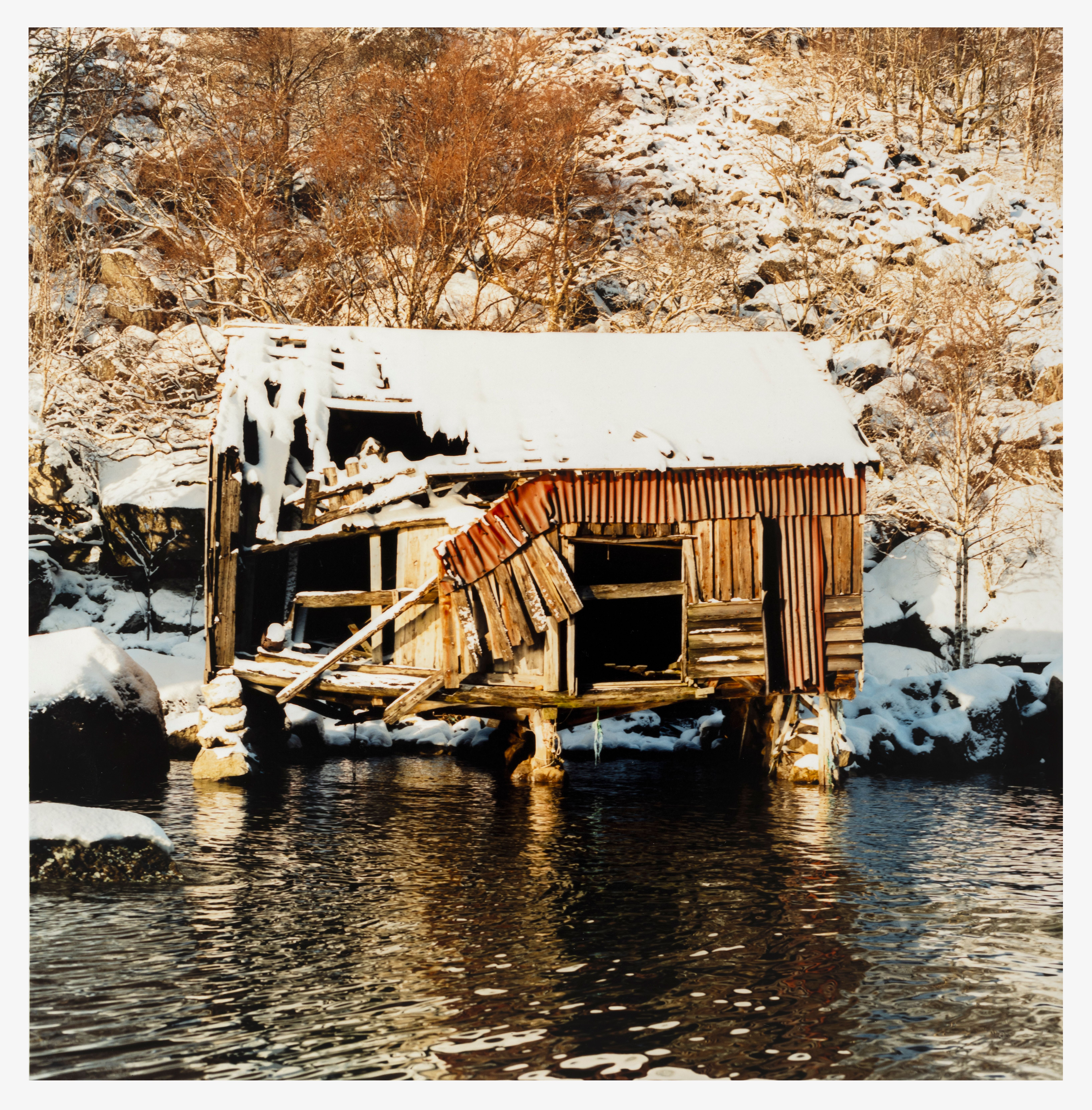  Mette Tronvoll, "08.02.24", Fargefotografi fra fargenegativ. Foto: Øystein Thorvaldsen. Kunstsilo / Tangen Collection ©Mette Tronvoll/BONO