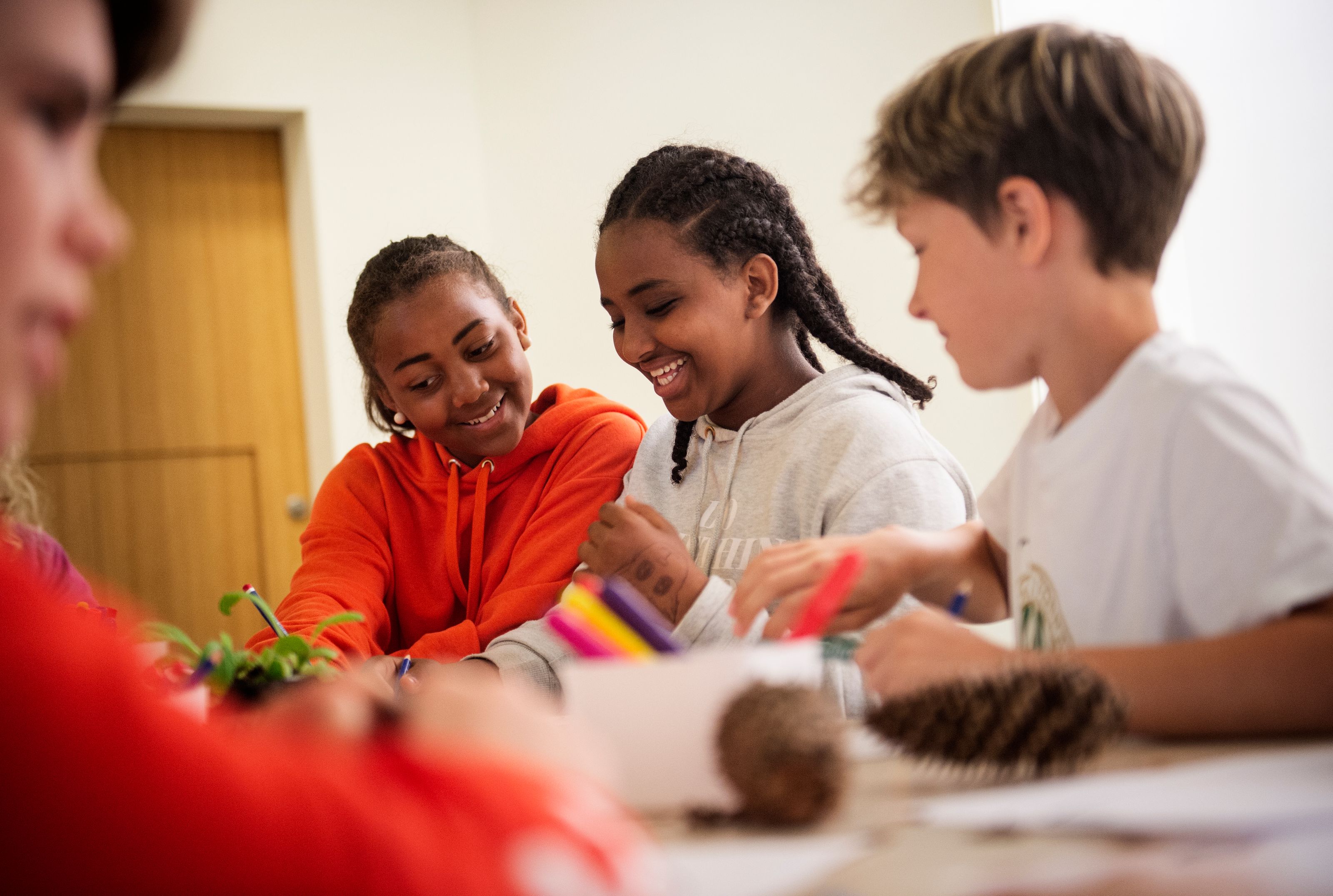 Skolebarn lærer om kunst
