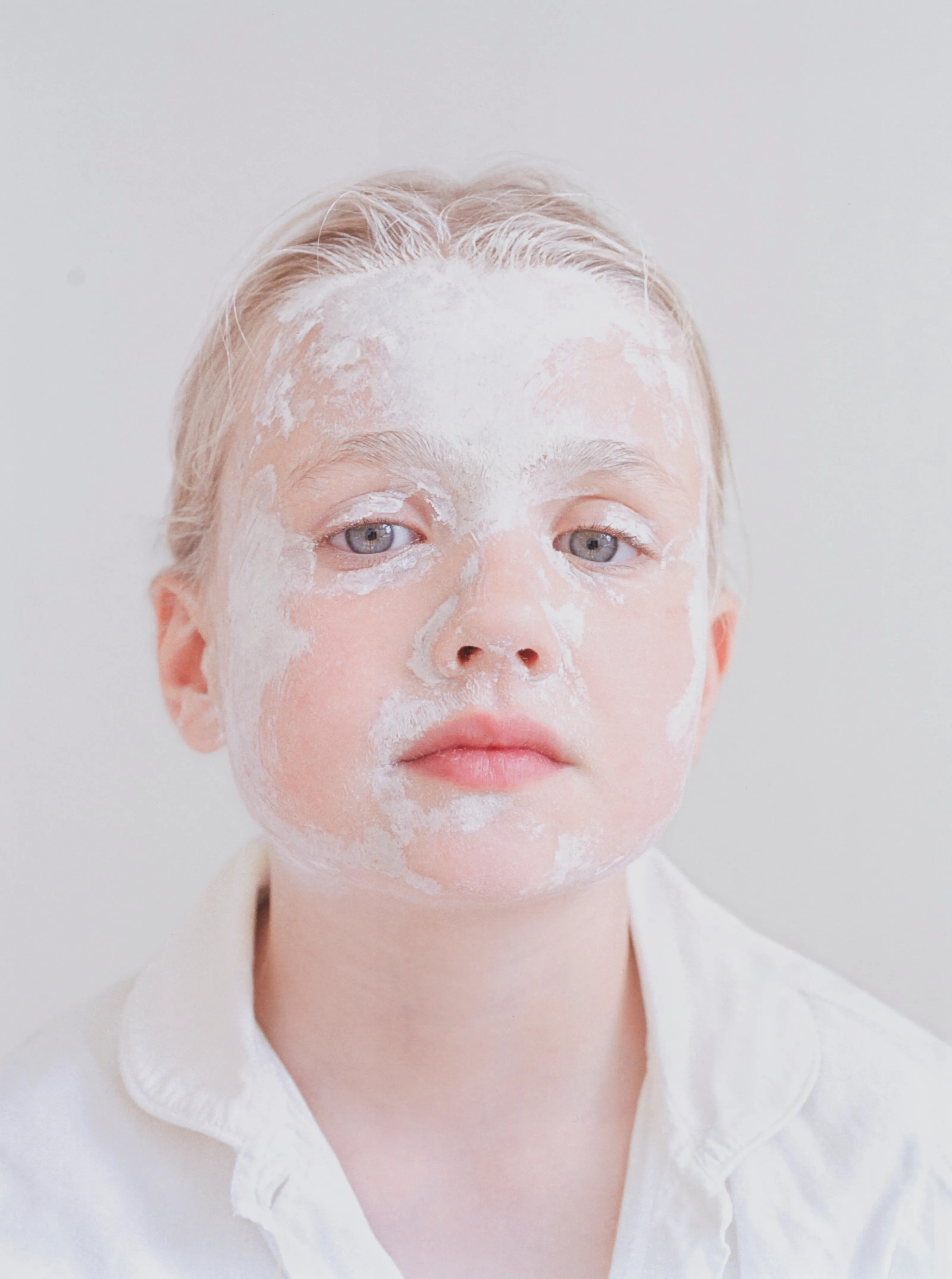 Foto av barn med maling i ansiktet