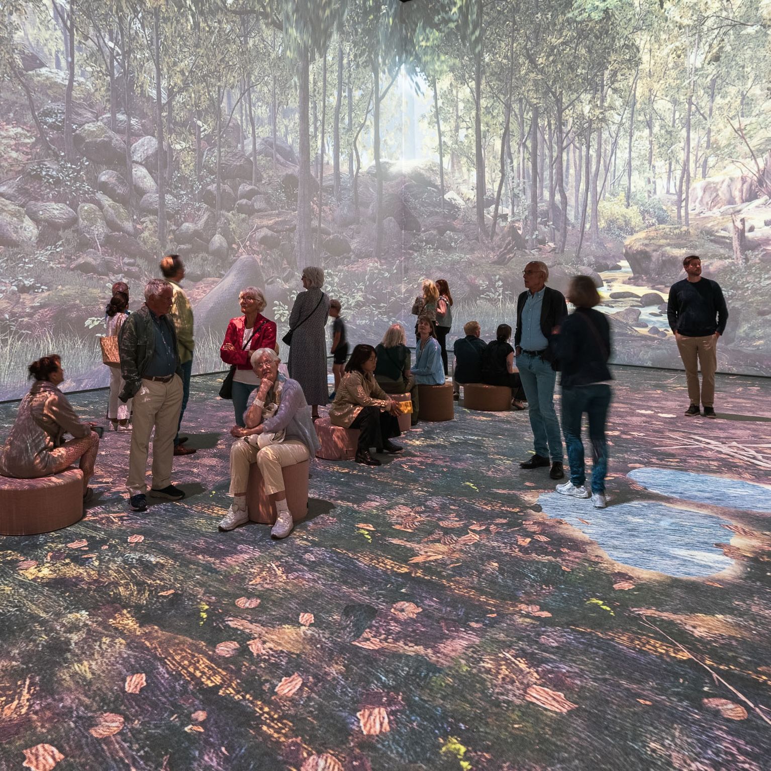 mennesker i S-Lab omgitt av digital skog