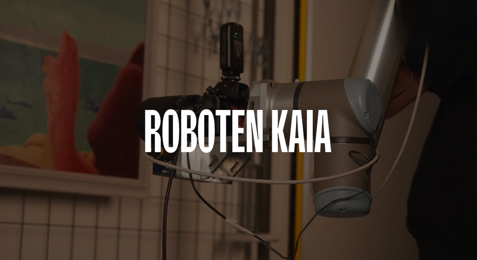 Vår robot Kaia bruker kamera og tar bilder av kunstverk