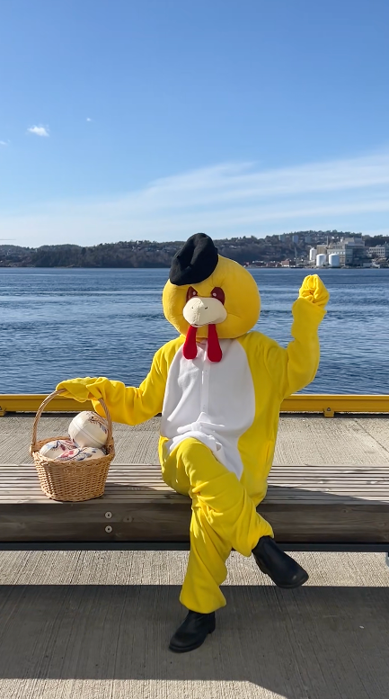 Påskekylling utenfor kunstsilo. 