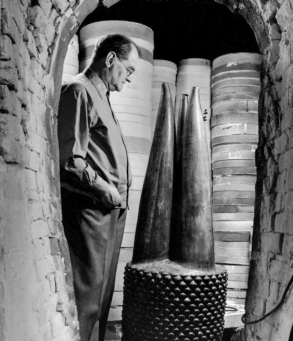 No2 Axel Salto looking at the sculpture The Core of Power in the kiln, 1956 CLAY - Royal Copenhagen Collection.
