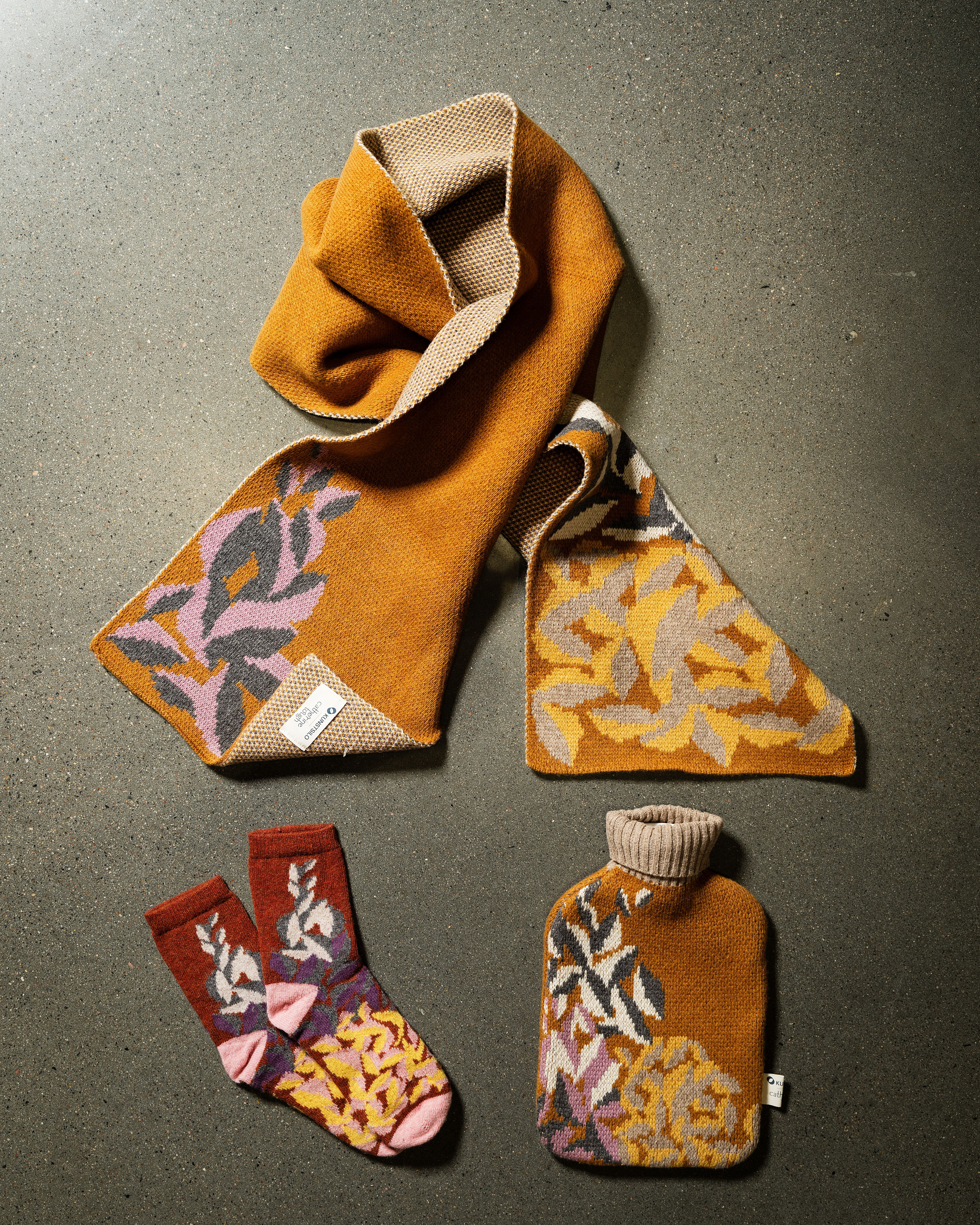 Skjerf, sokker og varmeflaske av lammeull inspirert av Carlstedt 