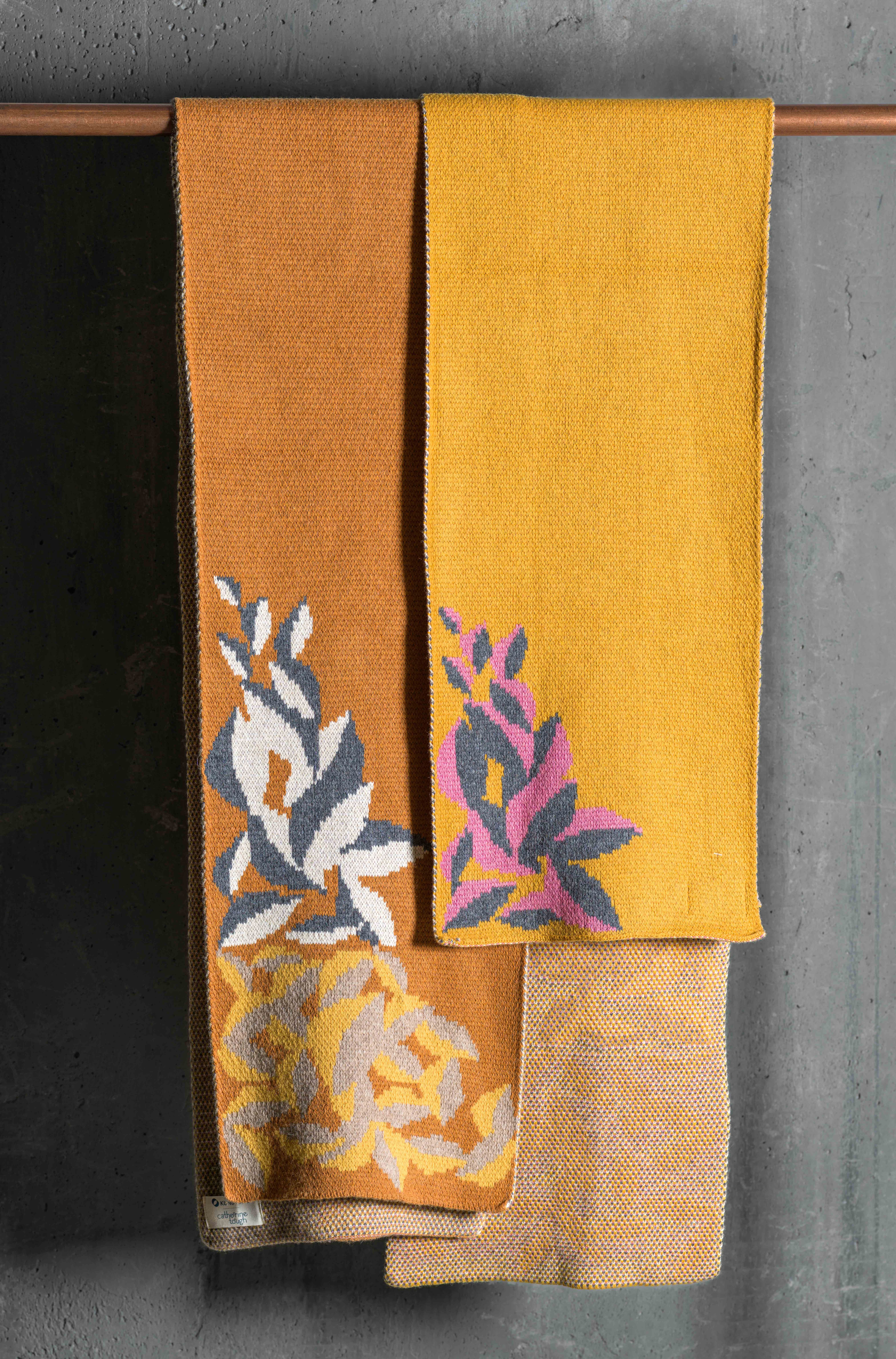 To skjerf som henger over et stativ, inspirert av 'Still Life with Fowers' fra Birger Carlstedt