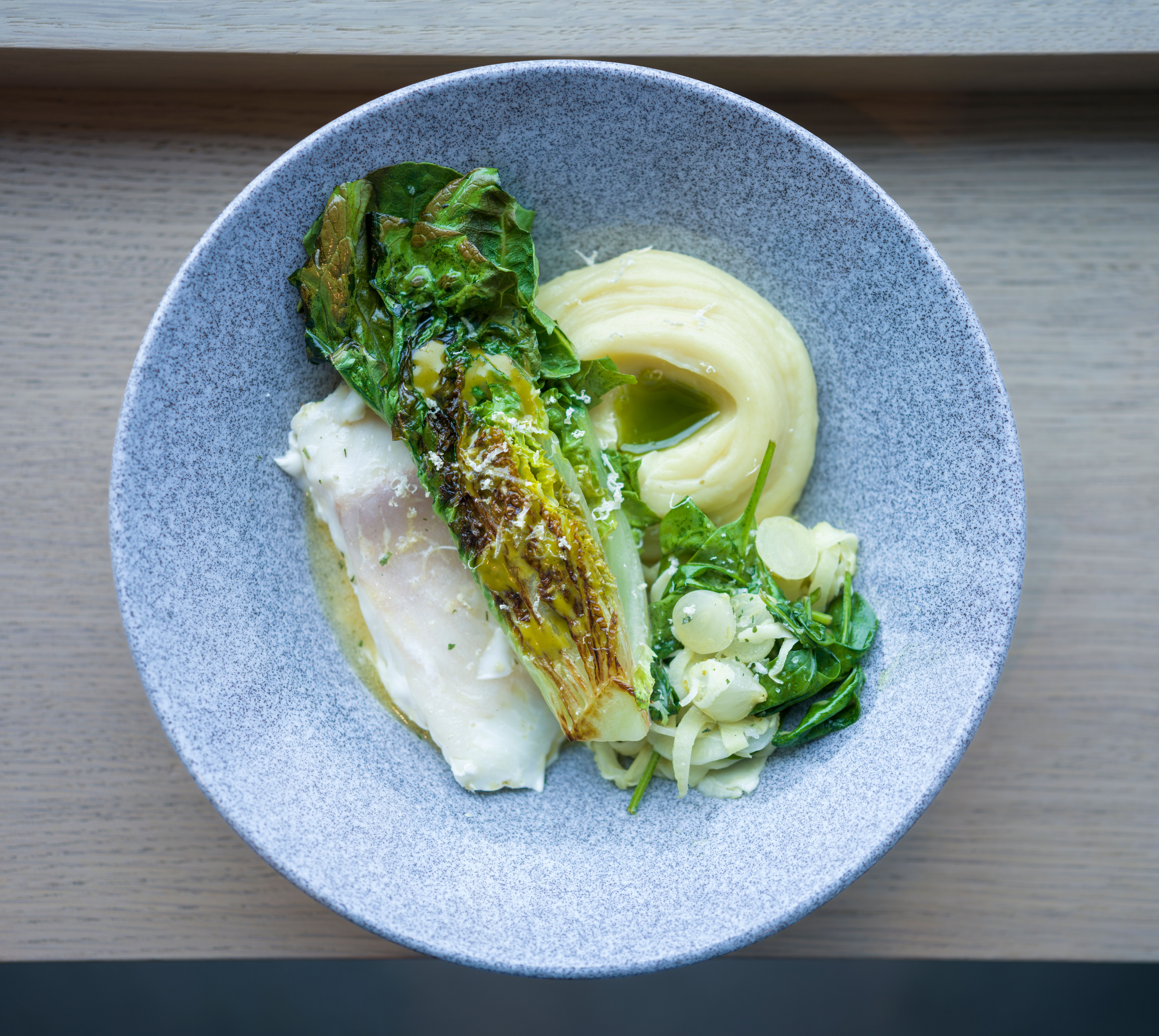 Nærheten til fiskebrygga sikrer dagsfersk fisk i Brasseri. 