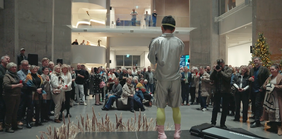 Finn Adrian Jorkjen ser ut over publikum i Silosalen