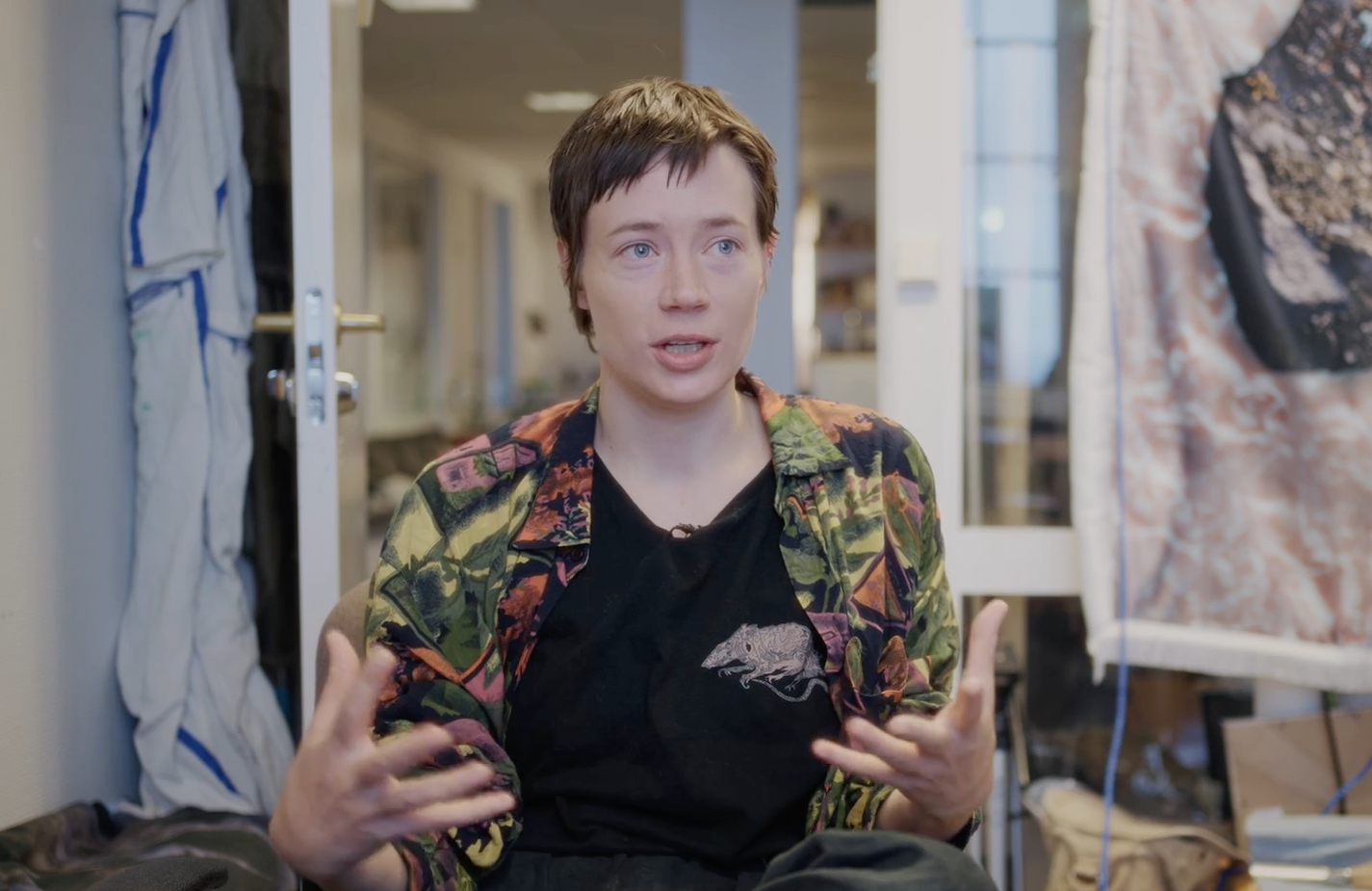 Ingrid Bjørnaali forteller om sitt kunstnerskap til kamera