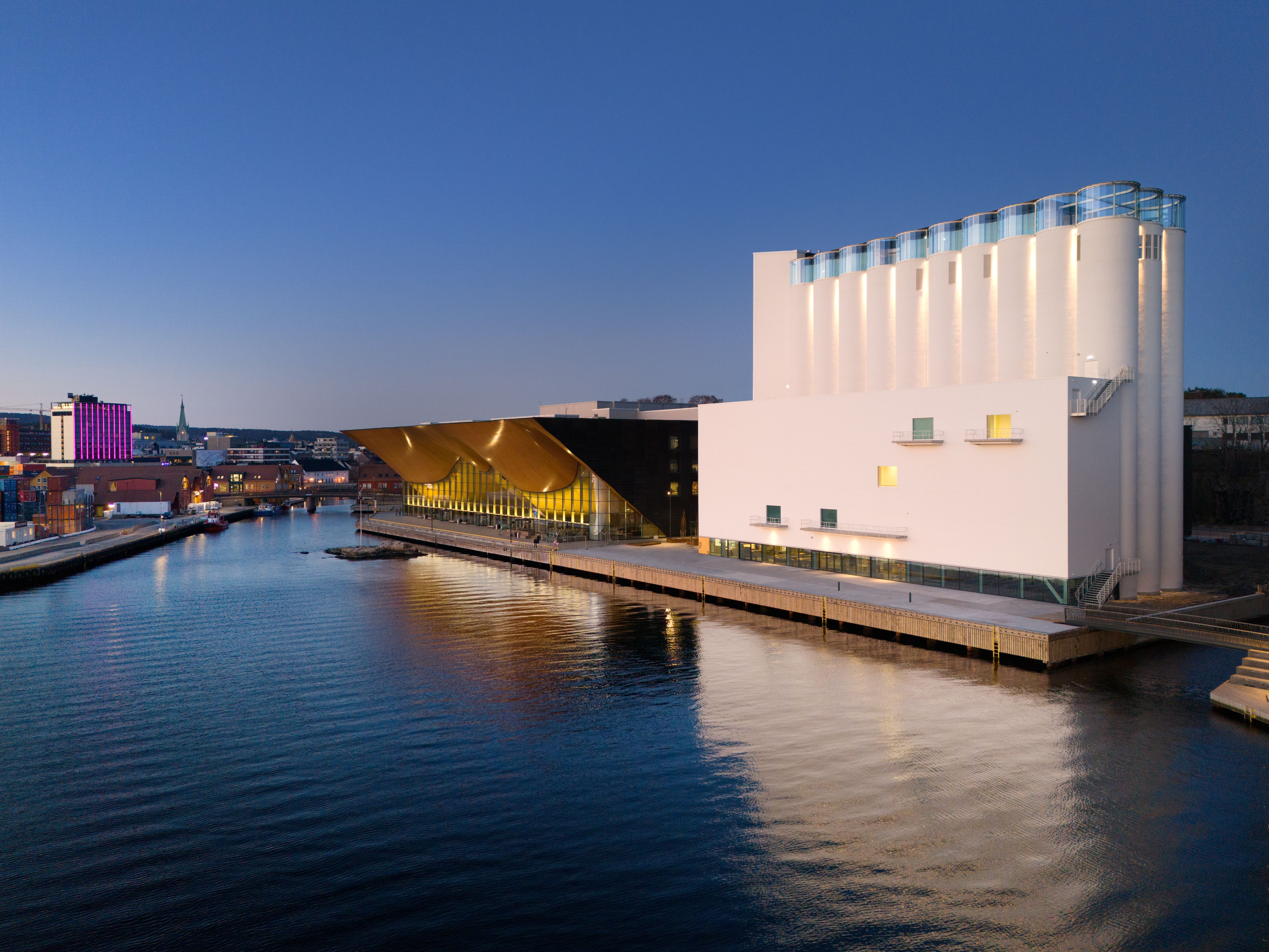 Kunstsilo og Kilden i kveldssol