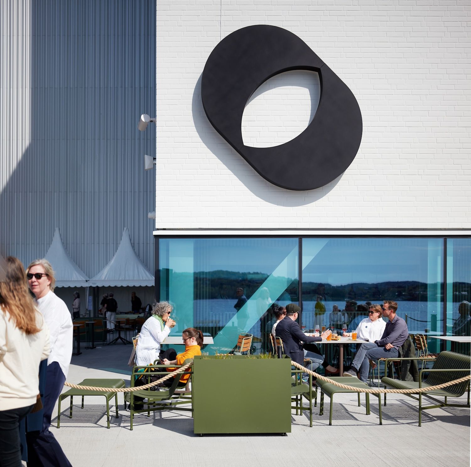 brasseri har utendørs servering ved vannkanten.