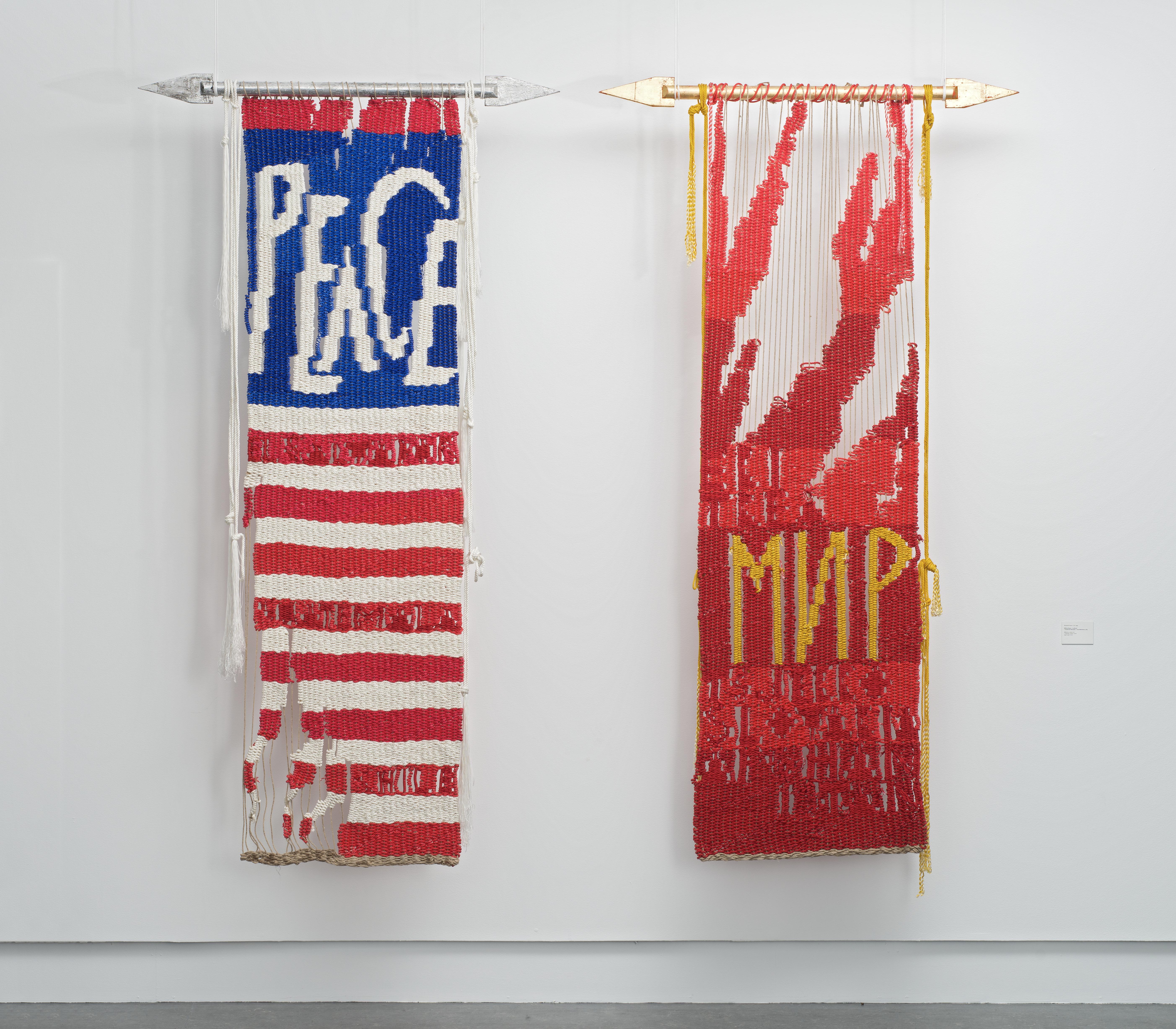 To faner med skrift og striper