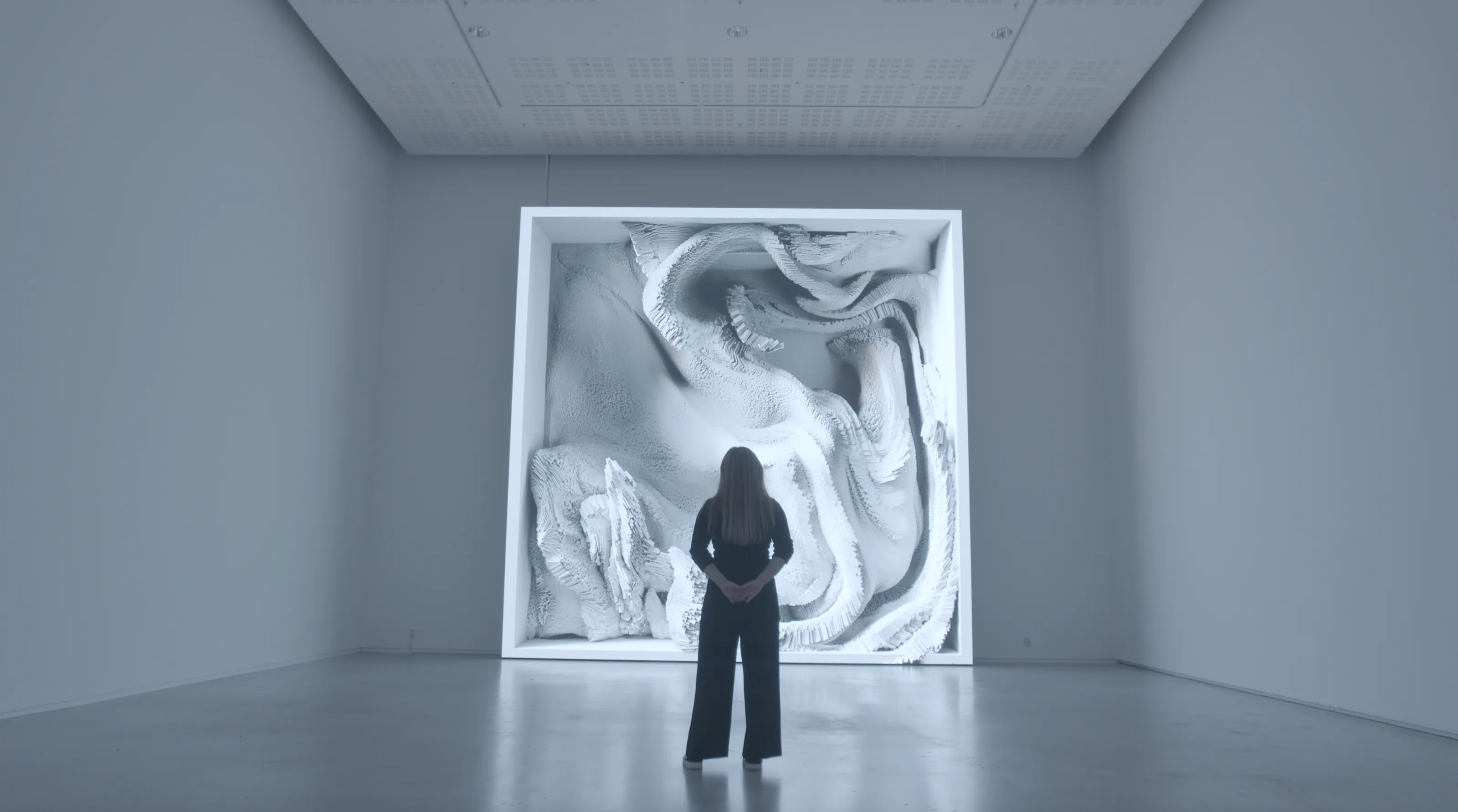 Woman standing in front of a art piece of Refik Anadol