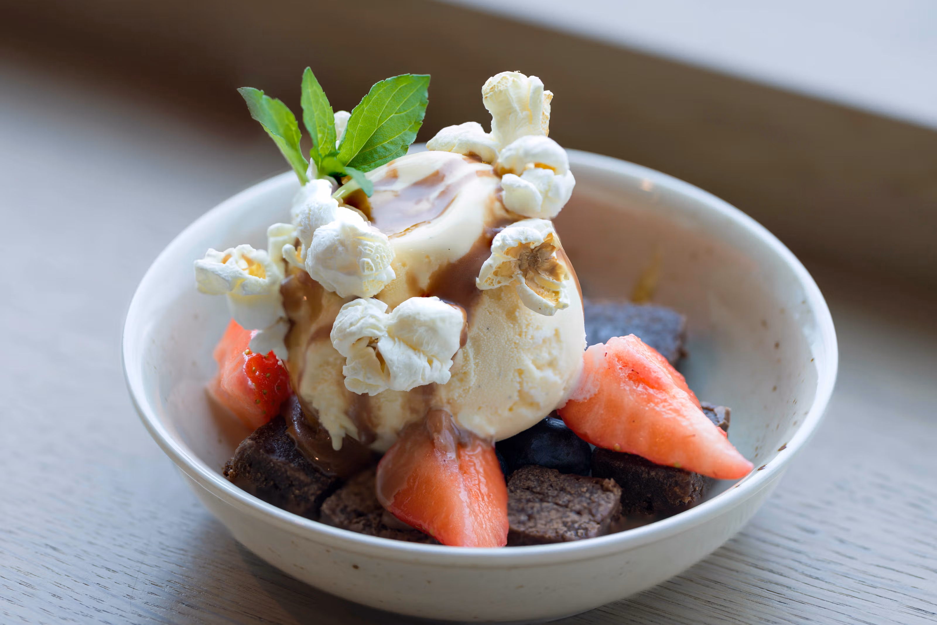 browniebiter med iskule, jordbær og popcorn.
