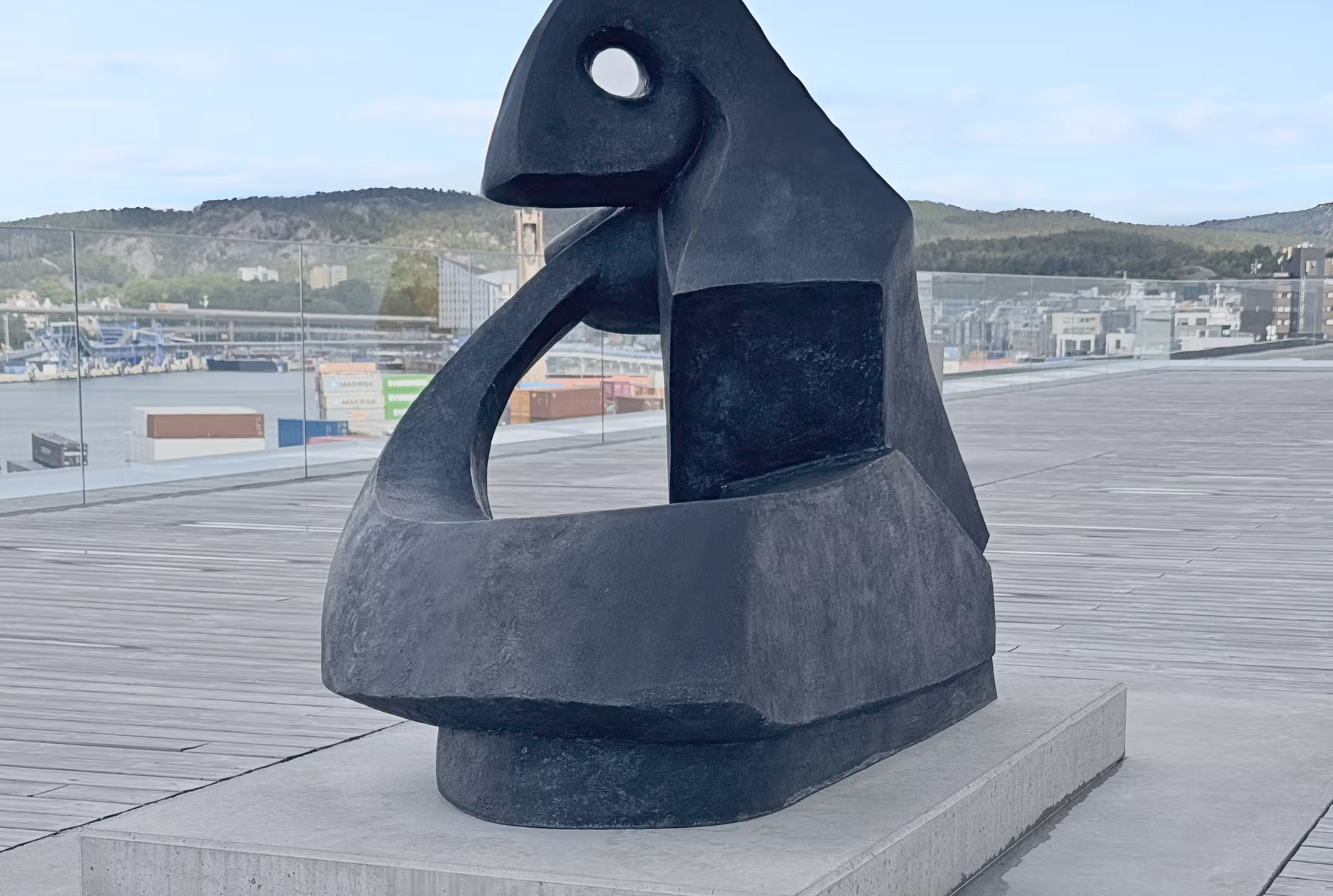 Tittelen Saurian kan oversettes til øgle. Skulpturen virker nærmest mystisk, men uten å være skremmende eller ubehagelig. Den har en ømhet over seg, vender hodet ned og søker kontakt med betrakteren.