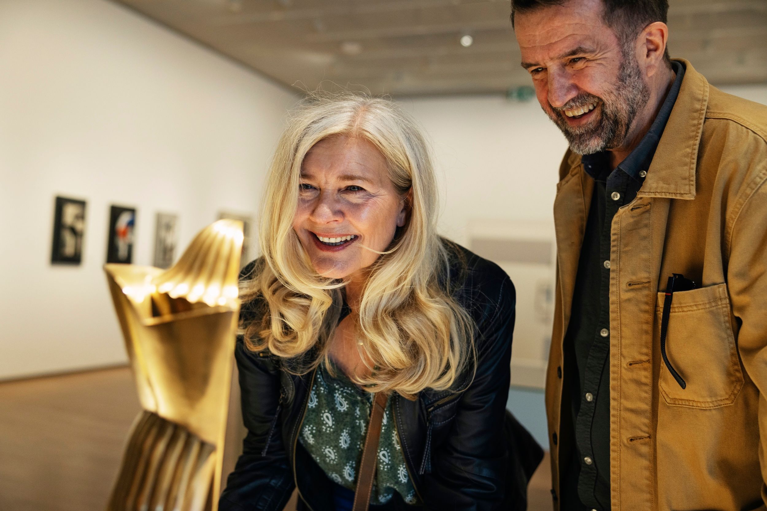 mennesker ser på kunst i