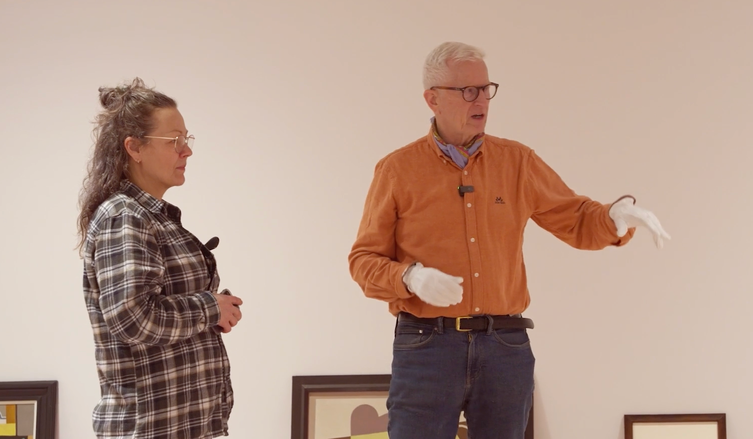 Åsmund Thorkildsen (kurator) og assistent inne i utstillingen