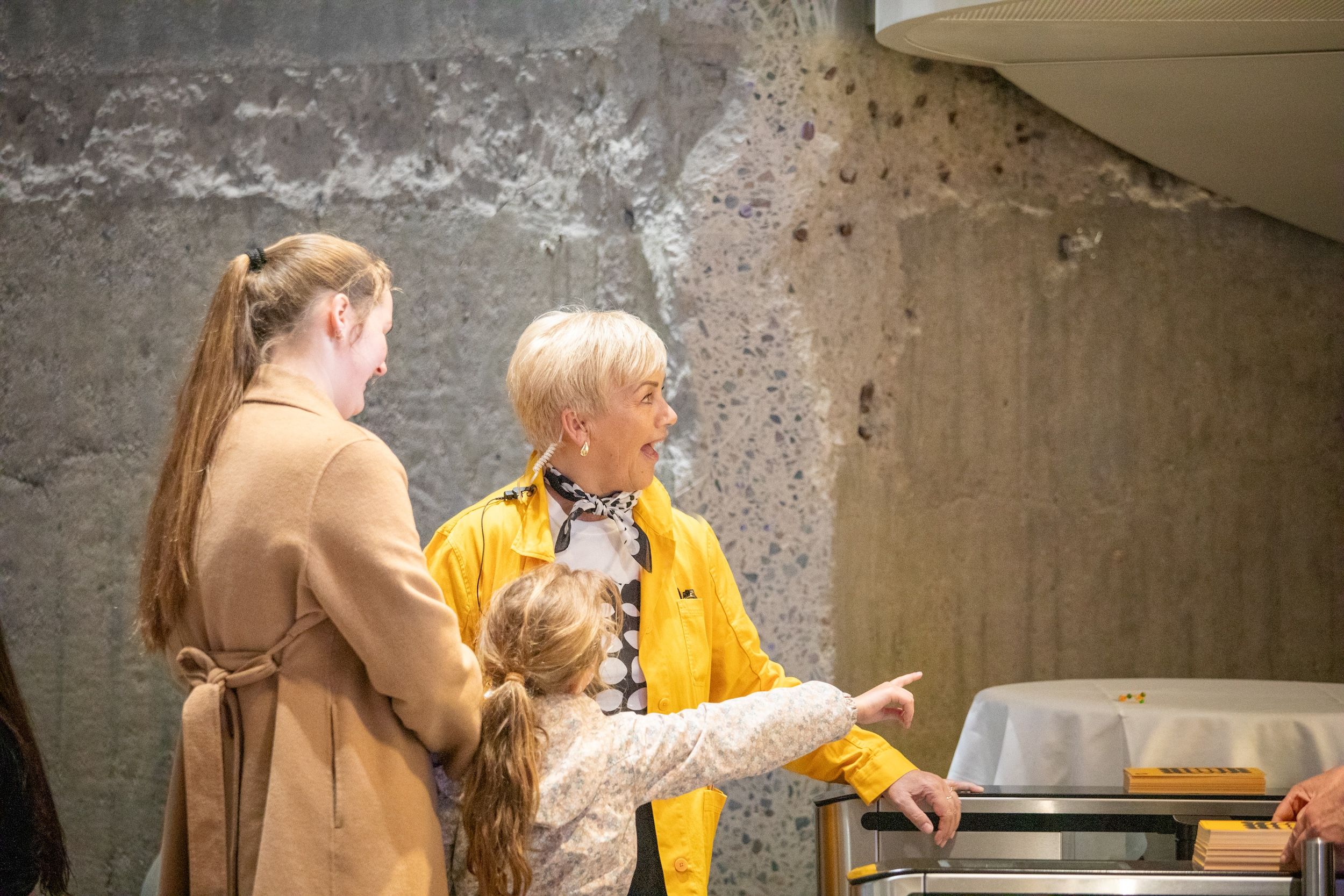 Mor og barn sammen med en omviser