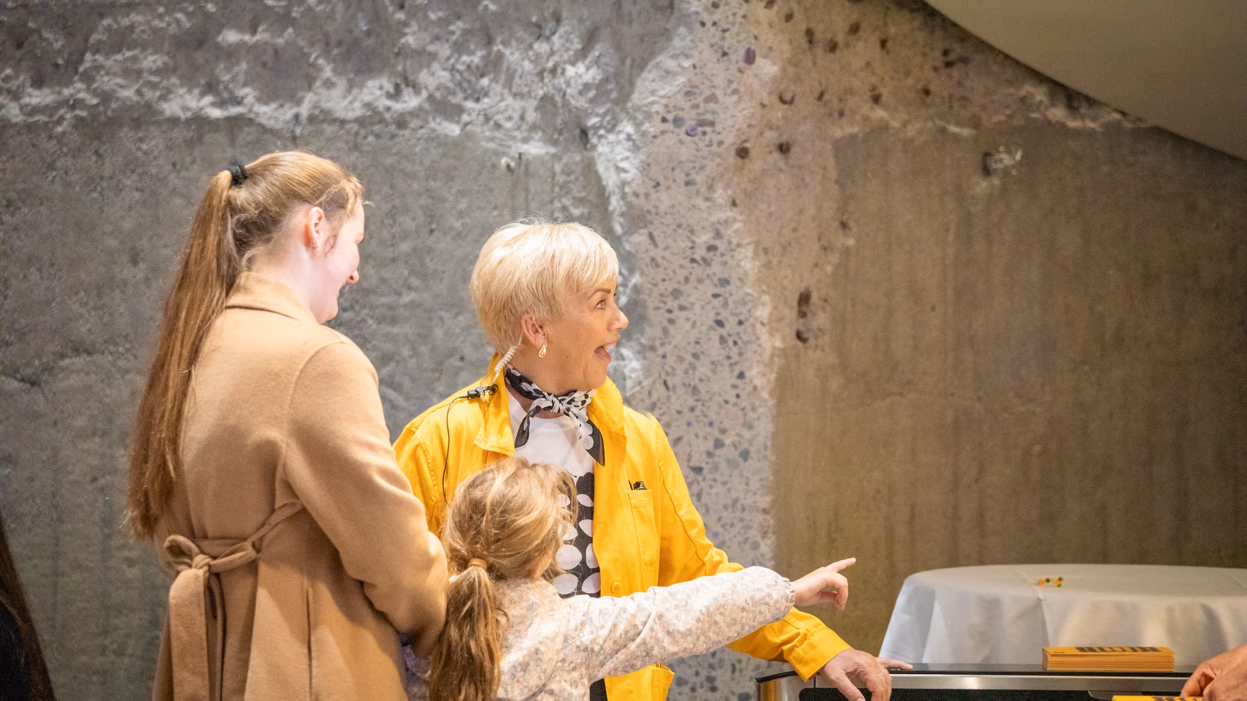 Mor og barn sammen med en omviser