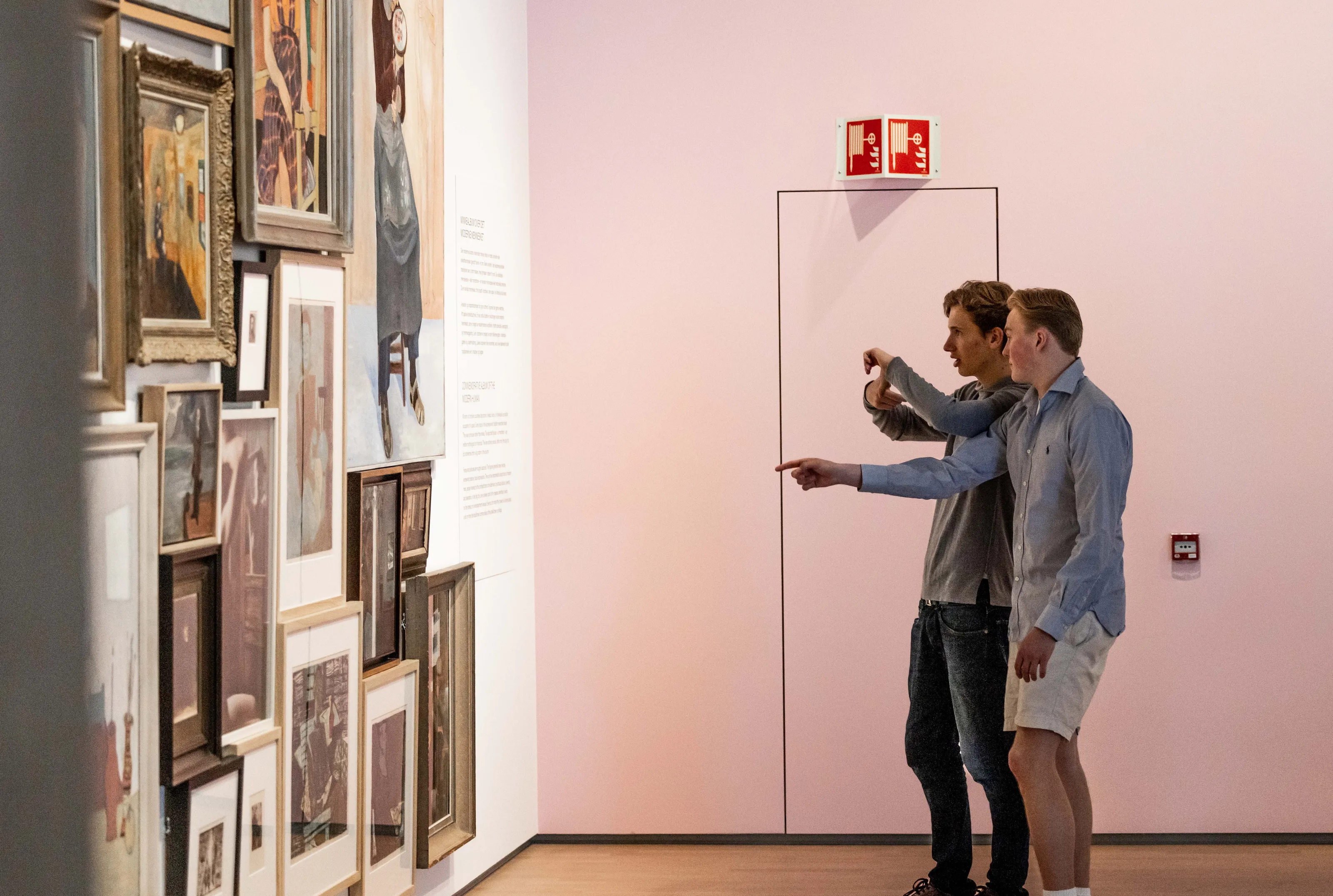 To unge gutter ser på kunst