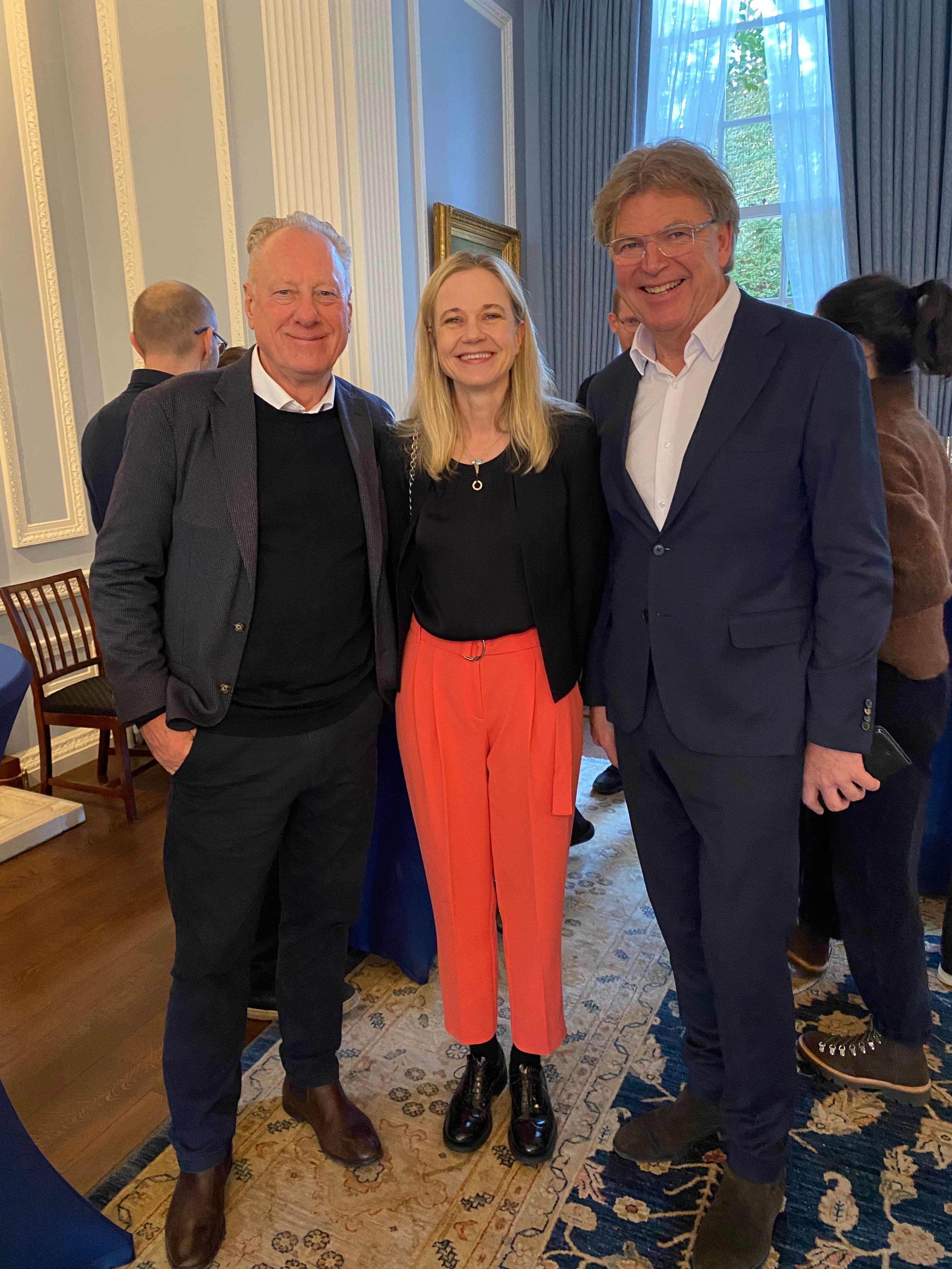 Styreleder Stein Olav Henrichsen, direktør for Tate Modern, Karin Hindsbo og Reidar Fuglestad i London.