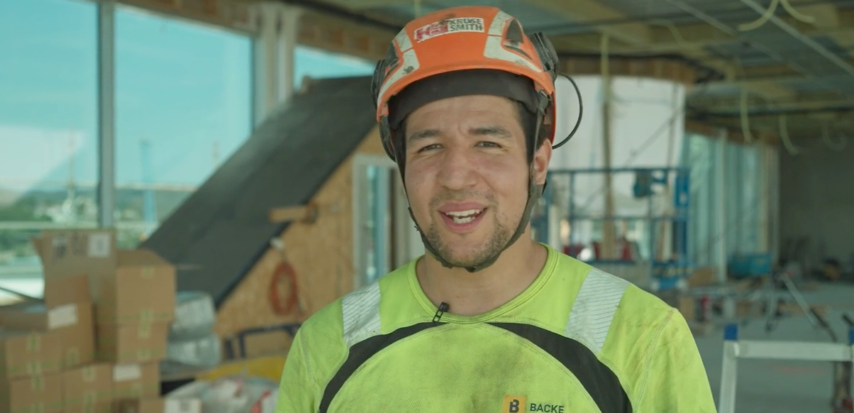 Betongarbeider som smiler