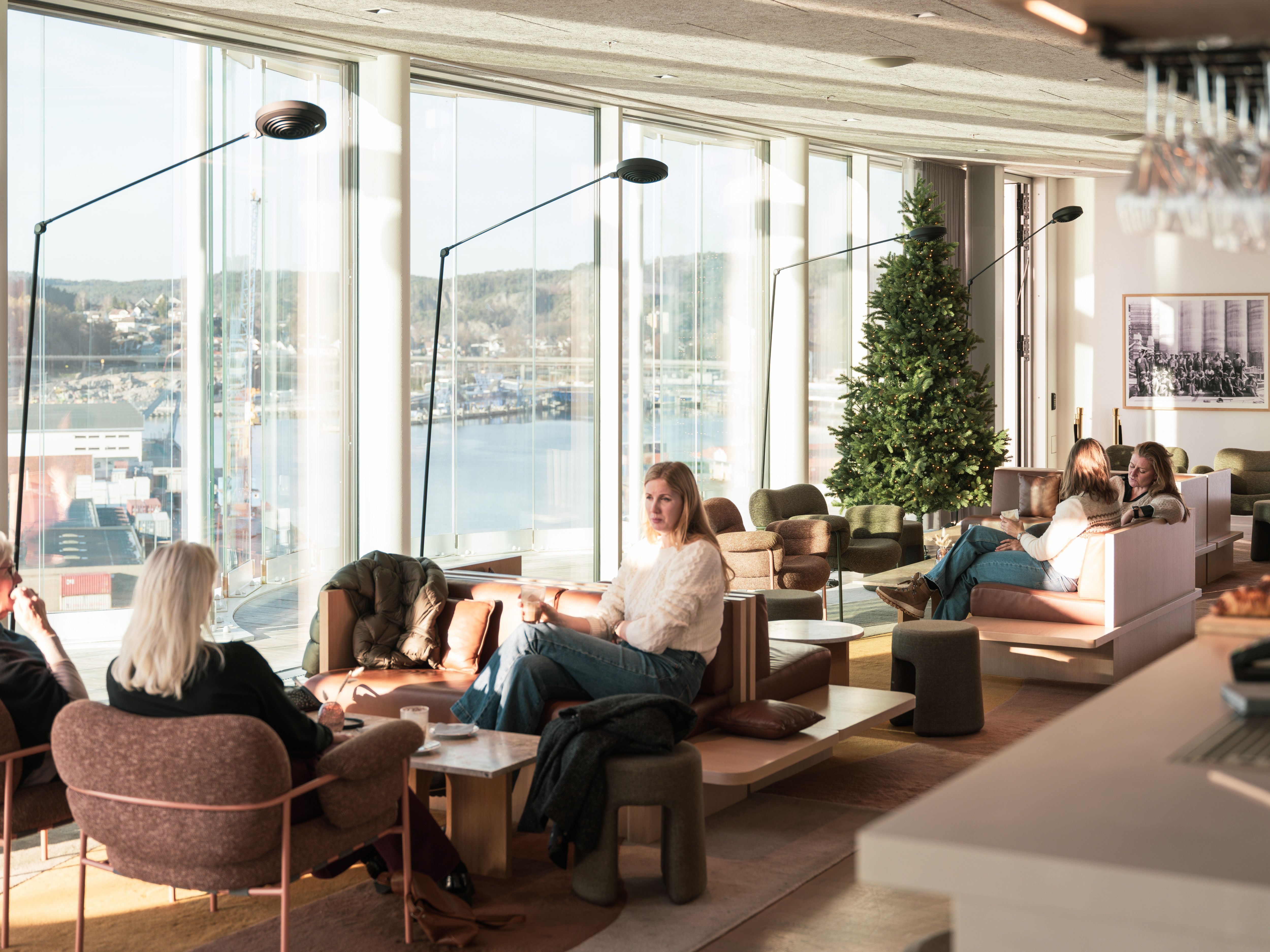 Kaffe i panorama med juletre