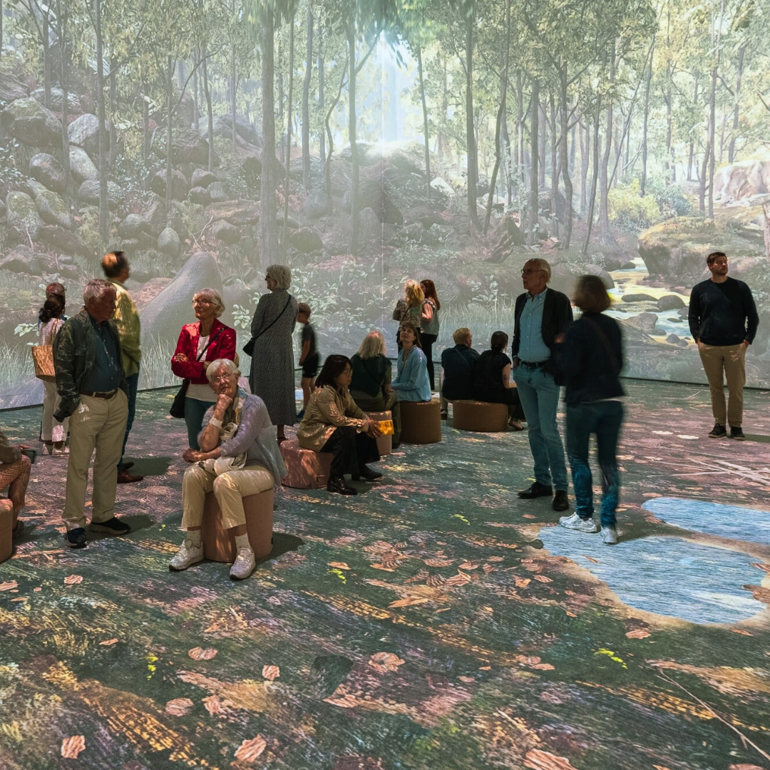 mennesker i s-lab med skog rundt