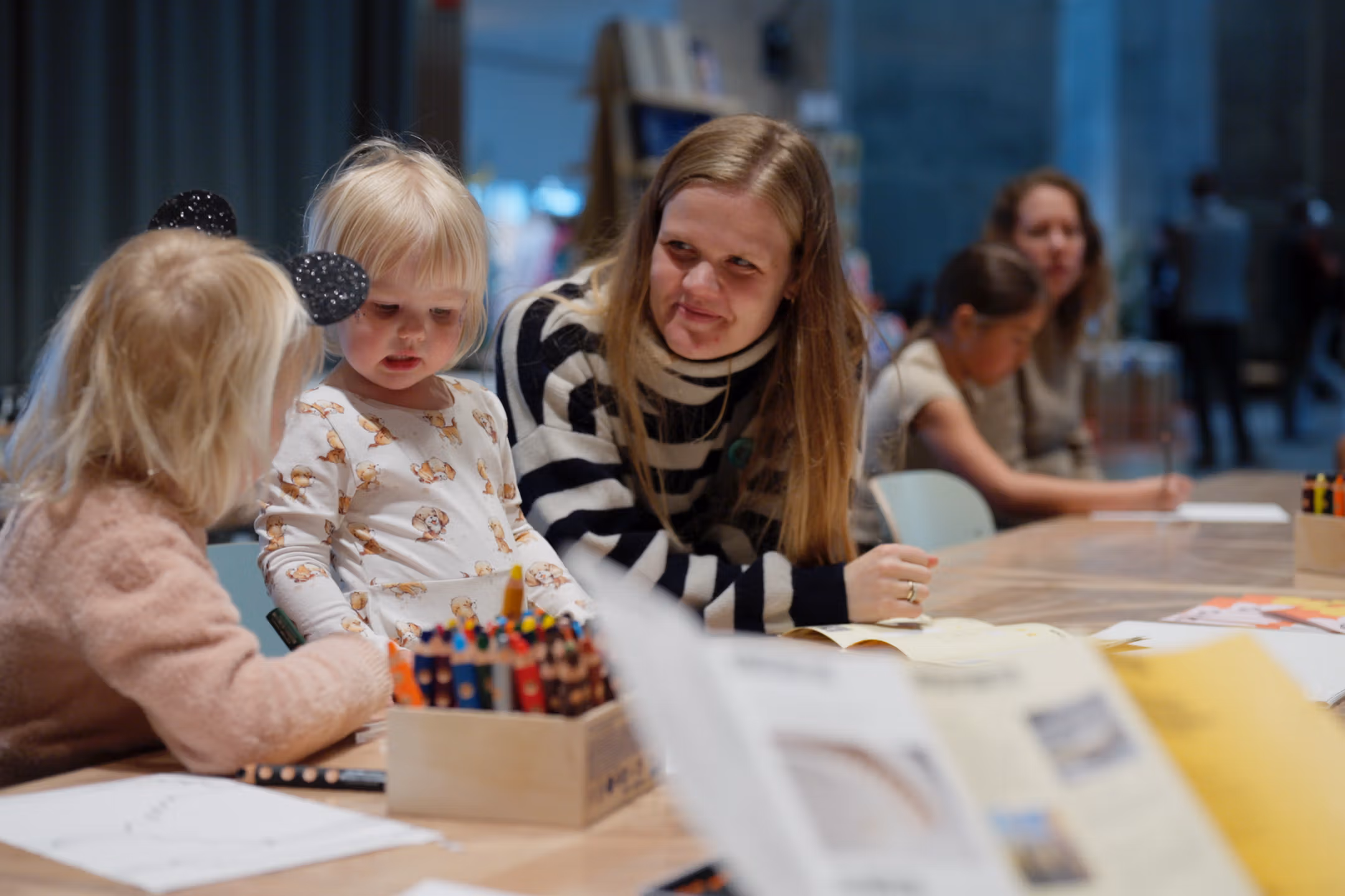 Barn på familieverksted