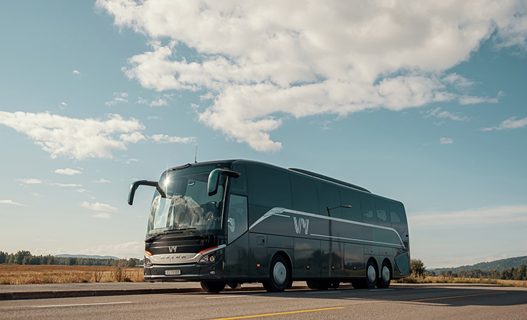 en buss med svær, blå himmel over seg. 