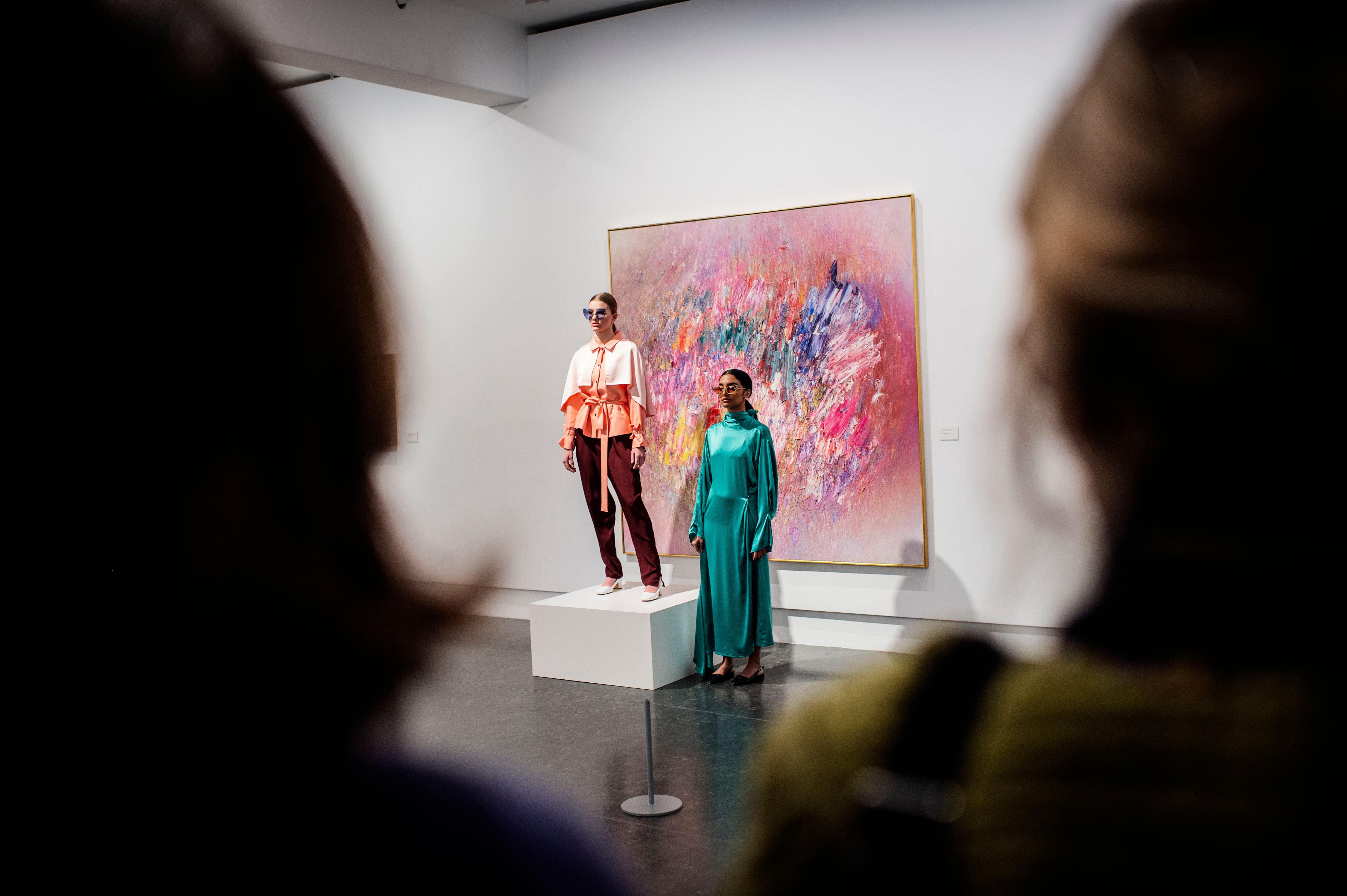 Modeller foran et rosa lerret