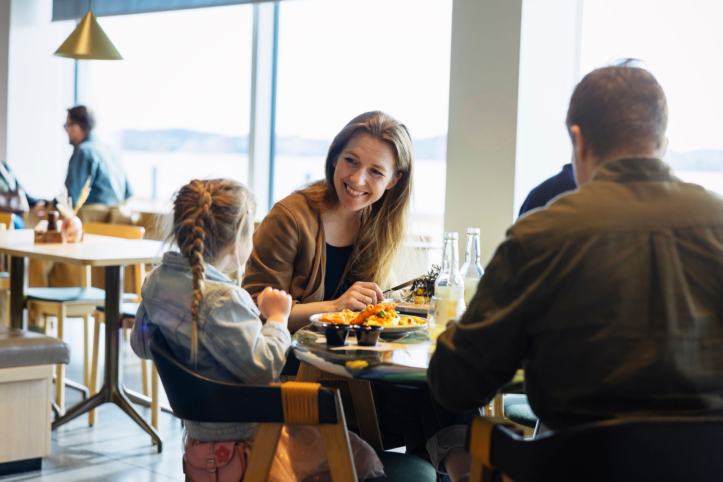 familie som spiser i Brasseriet i Kunstsilo