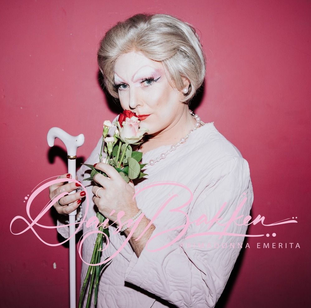 Daisy Bakken holder blomster