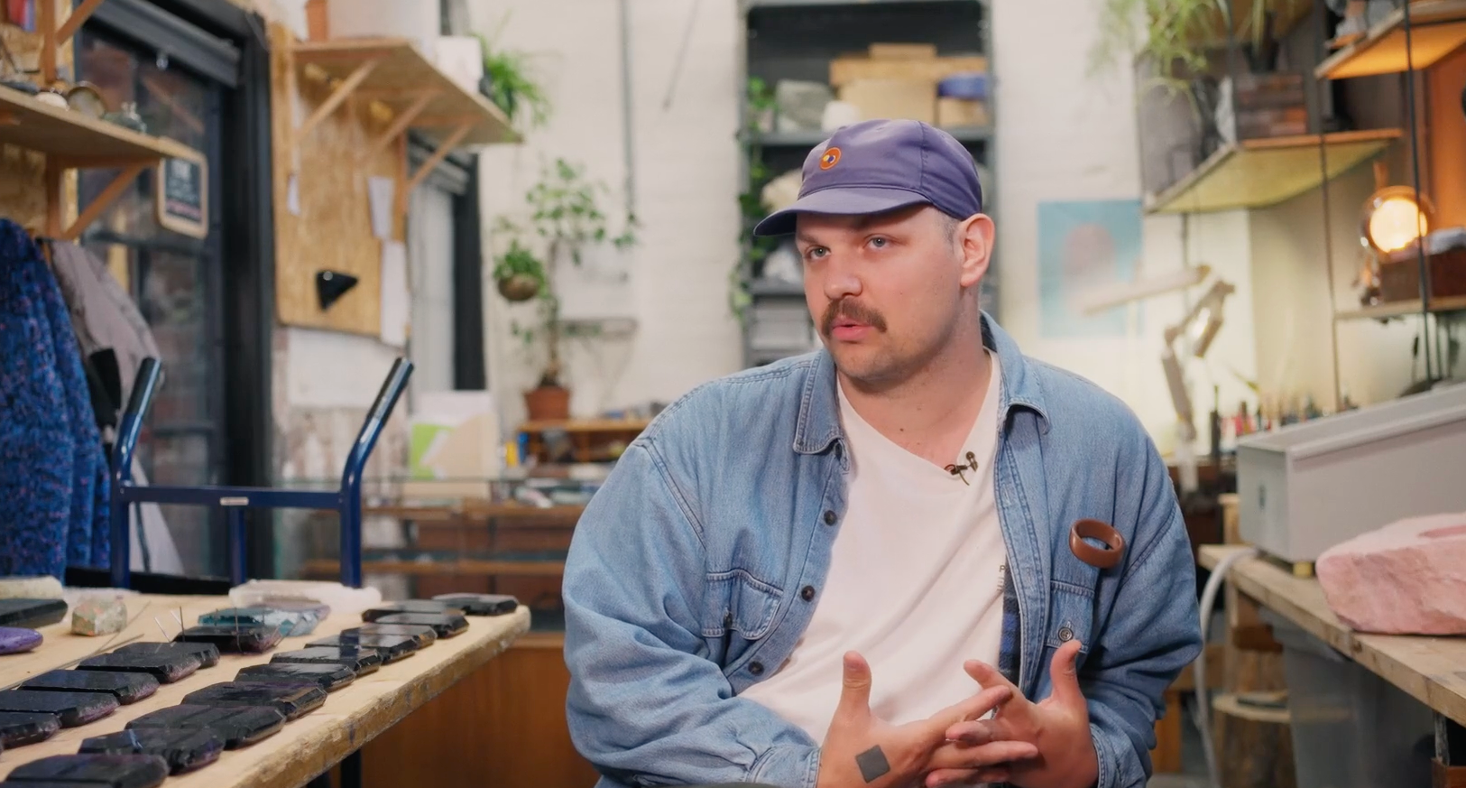 Olaf Tønnesland Hodne snakker til kamera i intervjusetting